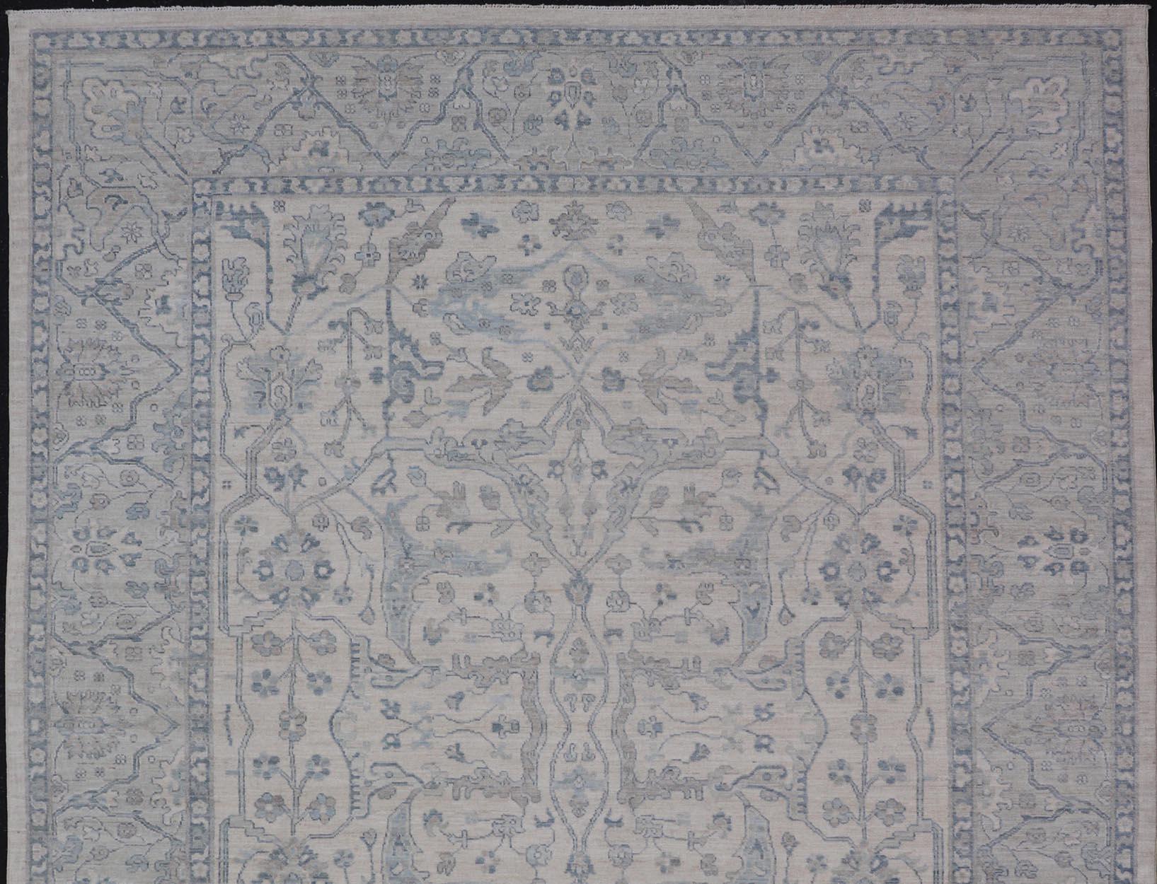Keivan Woven Arts Oushak moderno sobre fondo crema claro y diseño azul 3