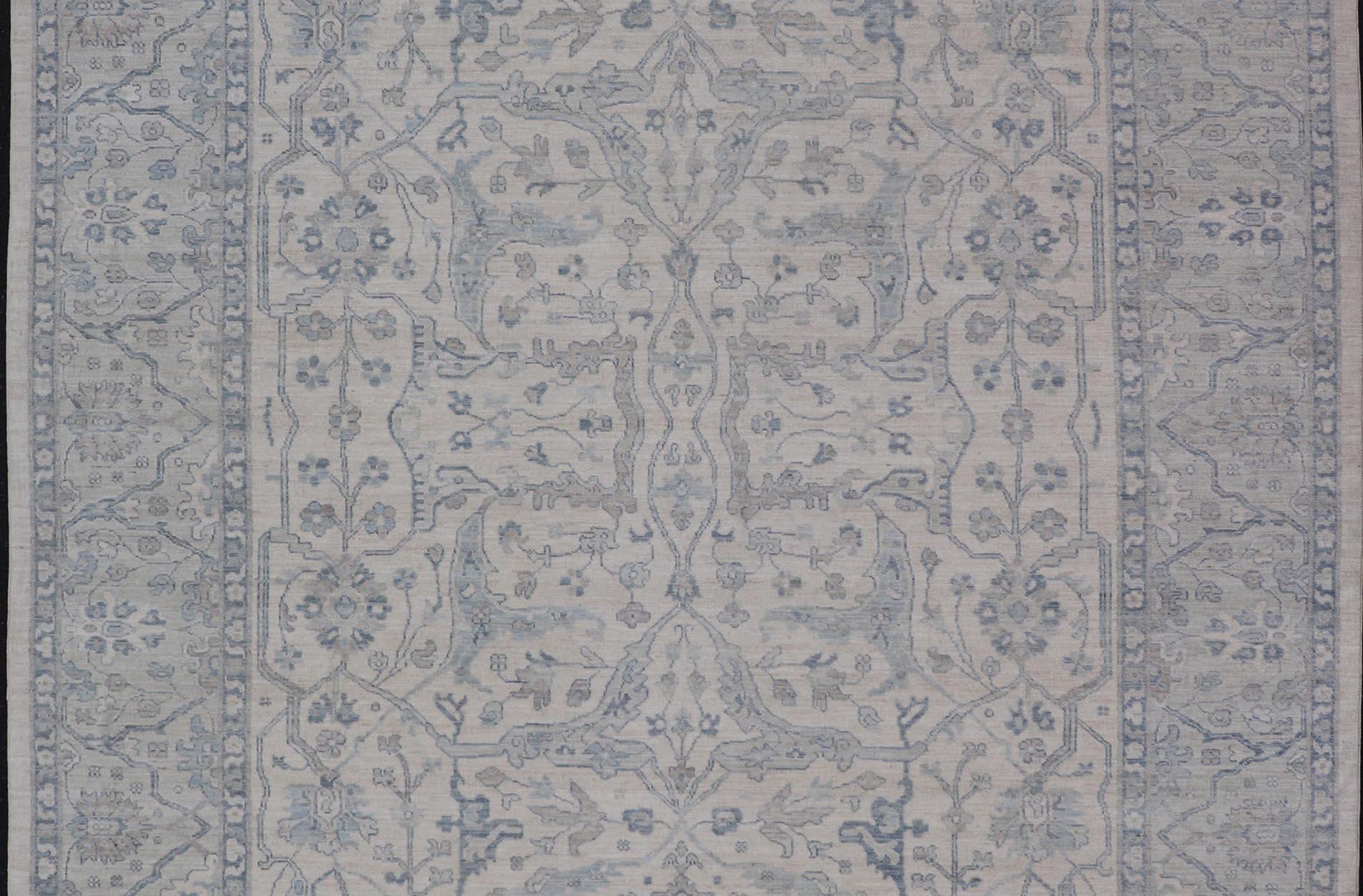 Keivan Woven Arts Oushak moderno sobre fondo crema claro y diseño azul 4