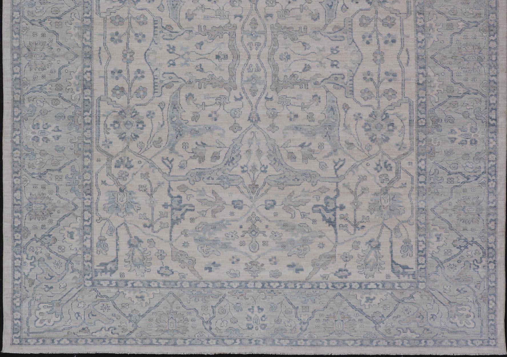 Keivan Woven Arts Oushak moderno sobre fondo crema claro y diseño azul 5