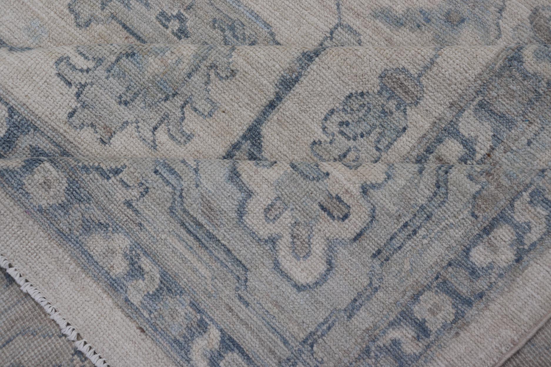 Keivan Woven Arts Oushak moderno sobre fondo crema claro y diseño azul 7