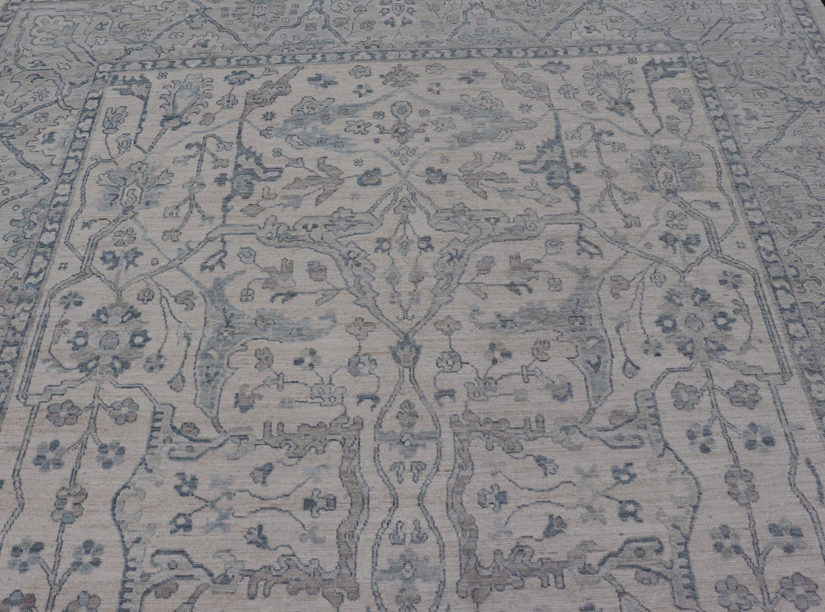 Keivan Woven Arts Oushak moderno sobre fondo crema claro y diseño azul Afgano