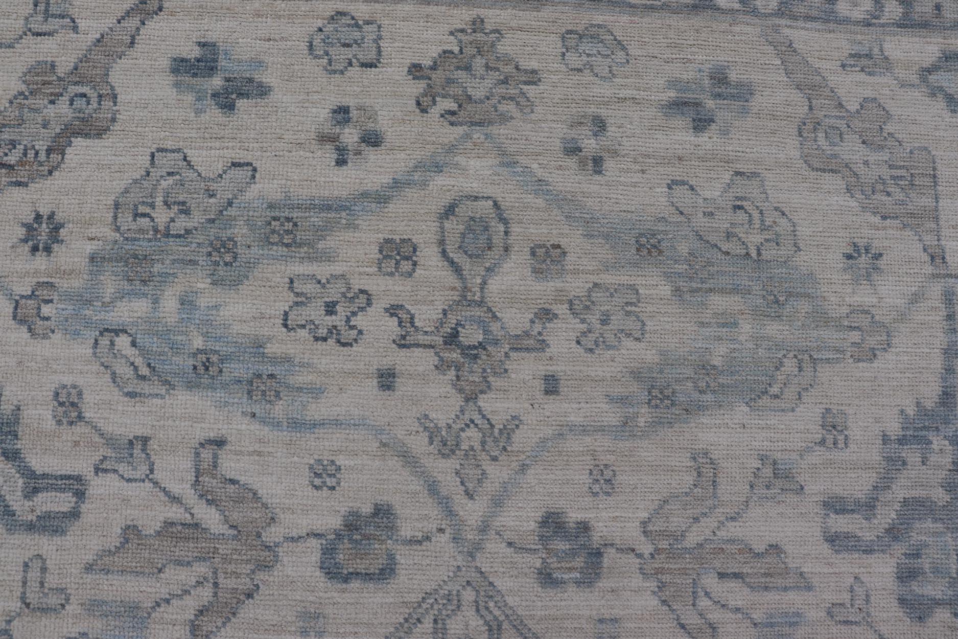 Keivan Woven Arts Oushak moderno sobre fondo crema claro y diseño azul Siglo XXI y contemporáneo