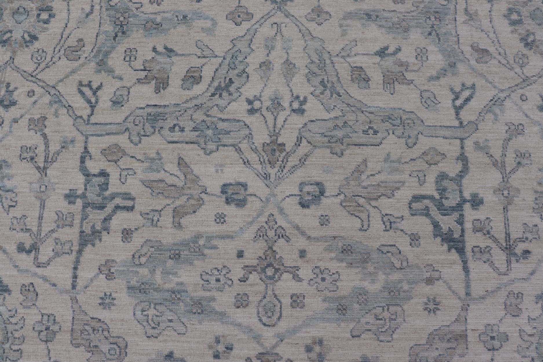 Keivan Woven Arts Oushak moderno sobre fondo crema claro y diseño azul 2