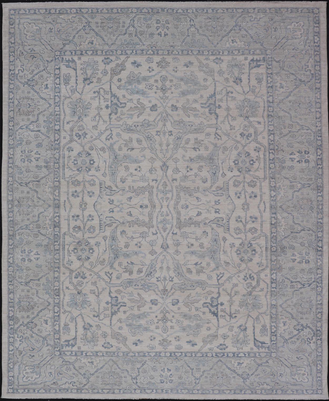 Keivan Woven Arts Oushak moderno sobre fondo crema claro y diseño azul