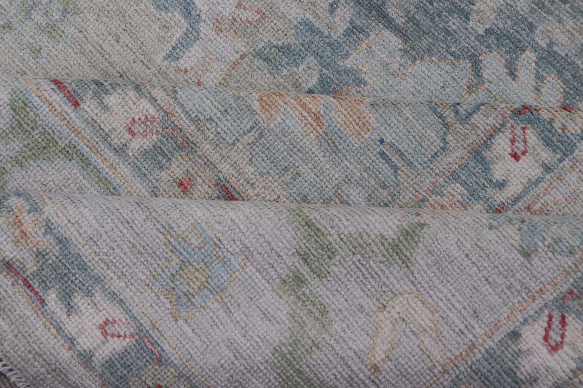 Alfombra moderna Oushak Keivan Woven Arts con motivos florales en toda la superficie en venta 3