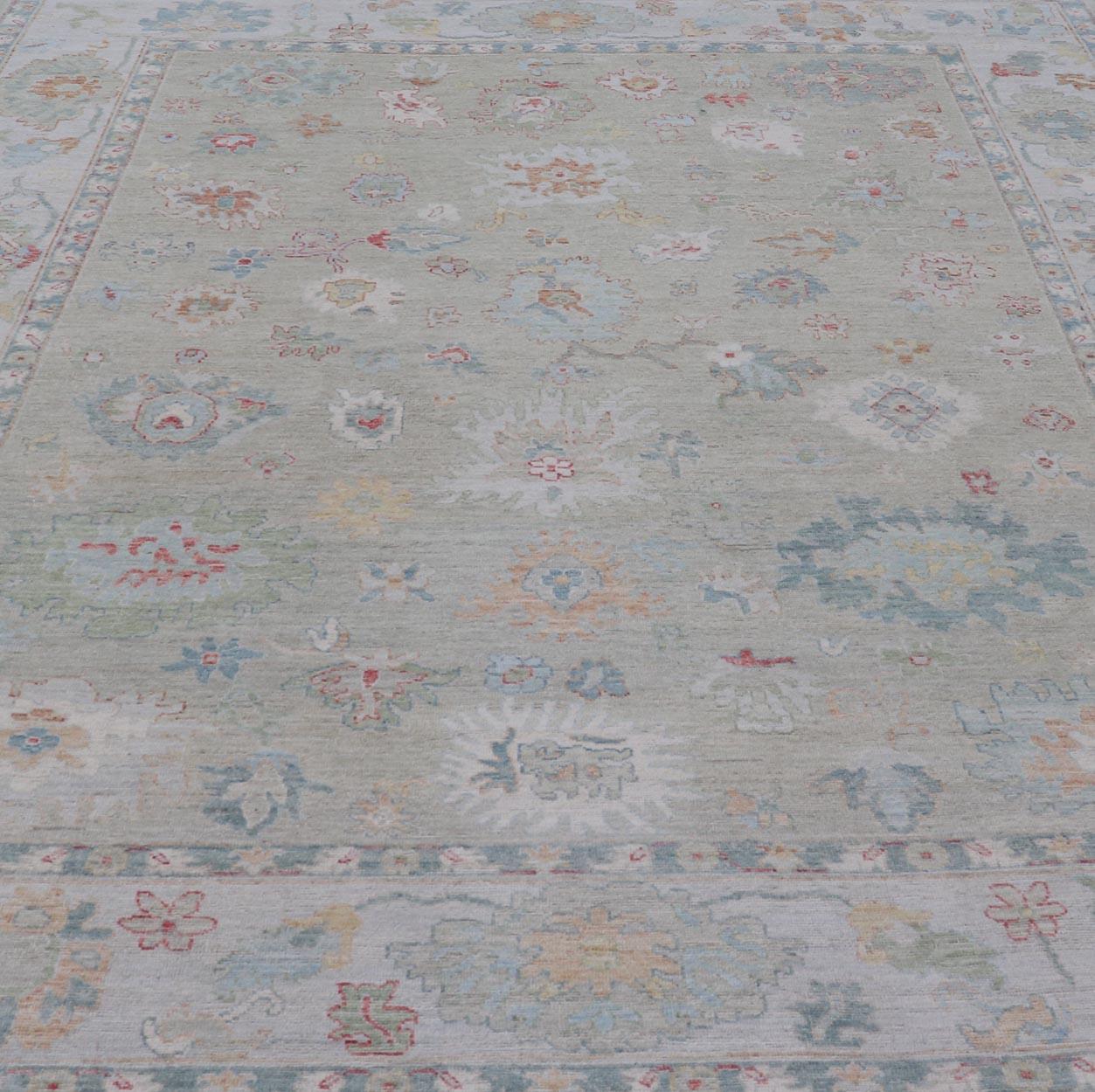 Alfombra moderna Oushak Keivan Woven Arts con motivos florales en toda la superficie en venta 4