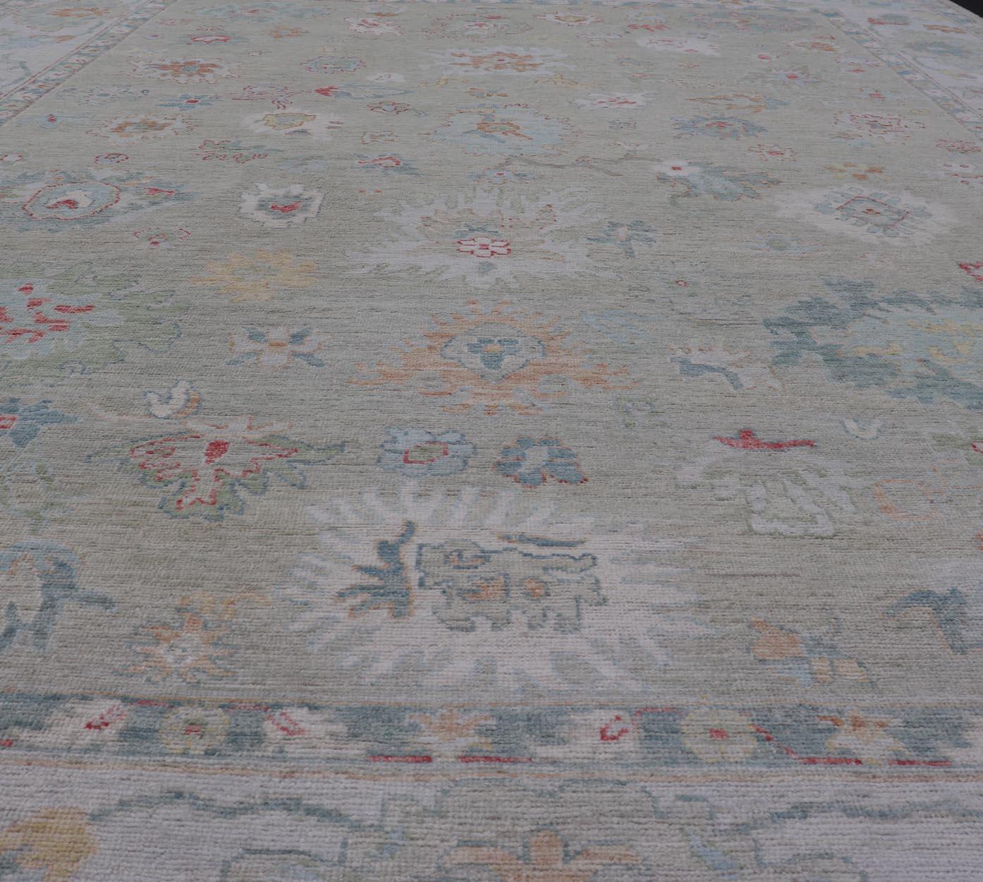 Alfombra moderna Oushak Keivan Woven Arts con motivos florales en toda la superficie en venta 5
