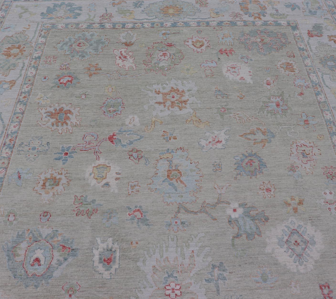 Alfombra moderna Oushak Keivan Woven Arts con motivos florales en toda la superficie en venta 6
