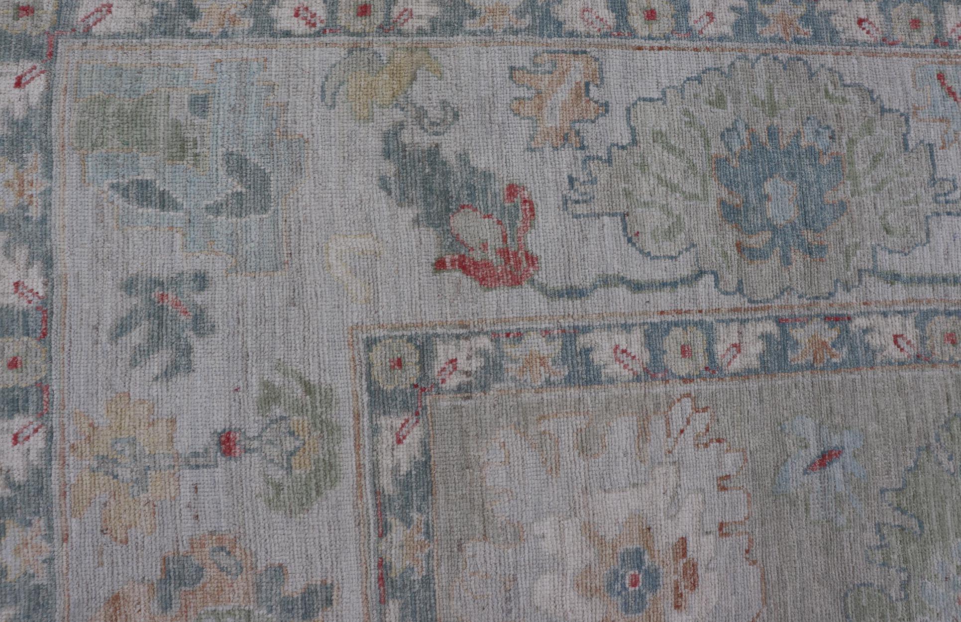 Alfombra moderna Oushak Keivan Woven Arts con motivos florales en toda la superficie en venta 7