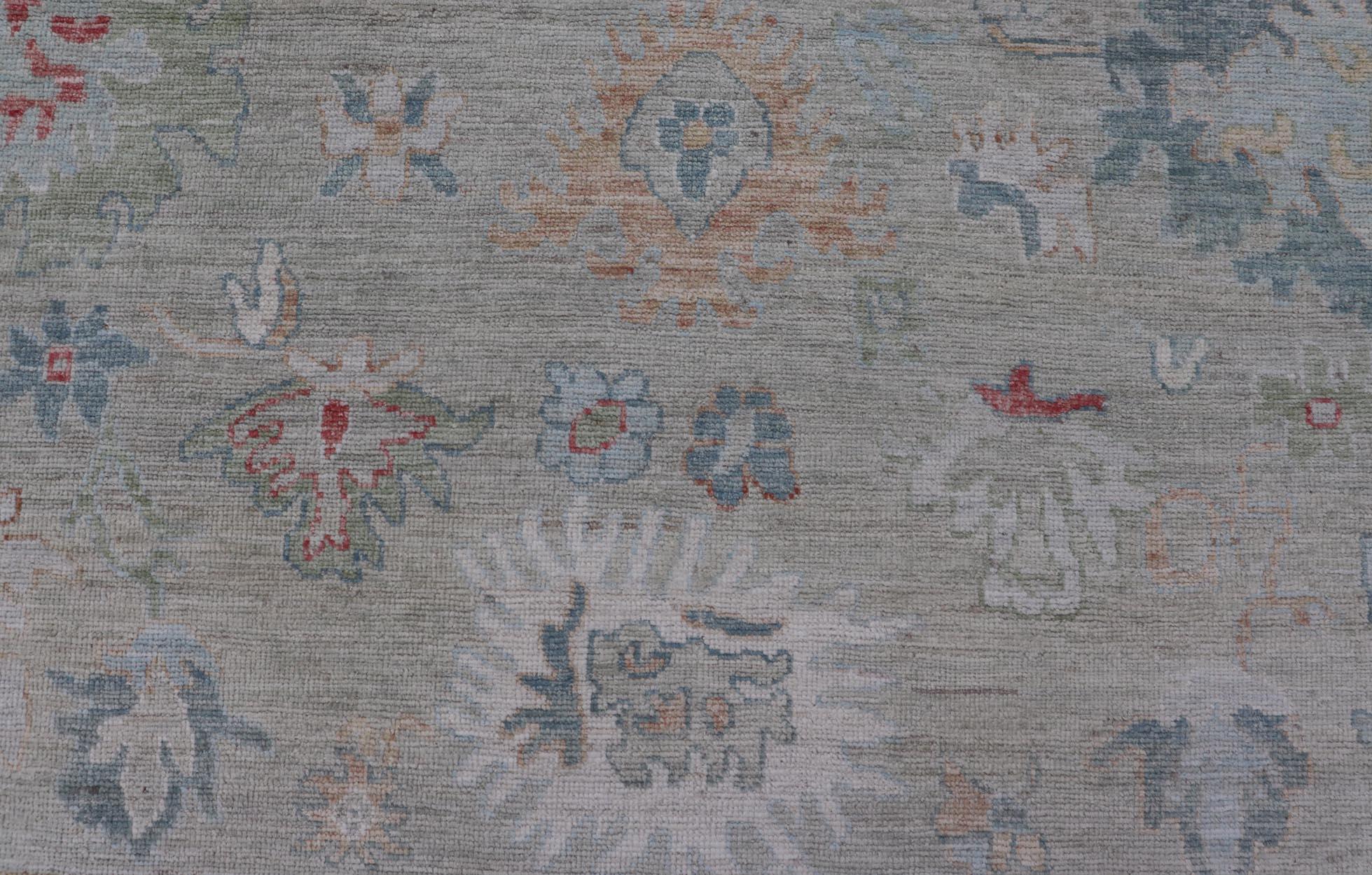 Medidas: 10'2 x 13'9 
Alfombra moderna Oushak Keivan Woven Arts con motivos florales en toda la superficie. Keivan Woven Arts; alfombra AWR-440 País de origen: Afganistán Tipo: Oushak Diseño: All-Over, Floral. 