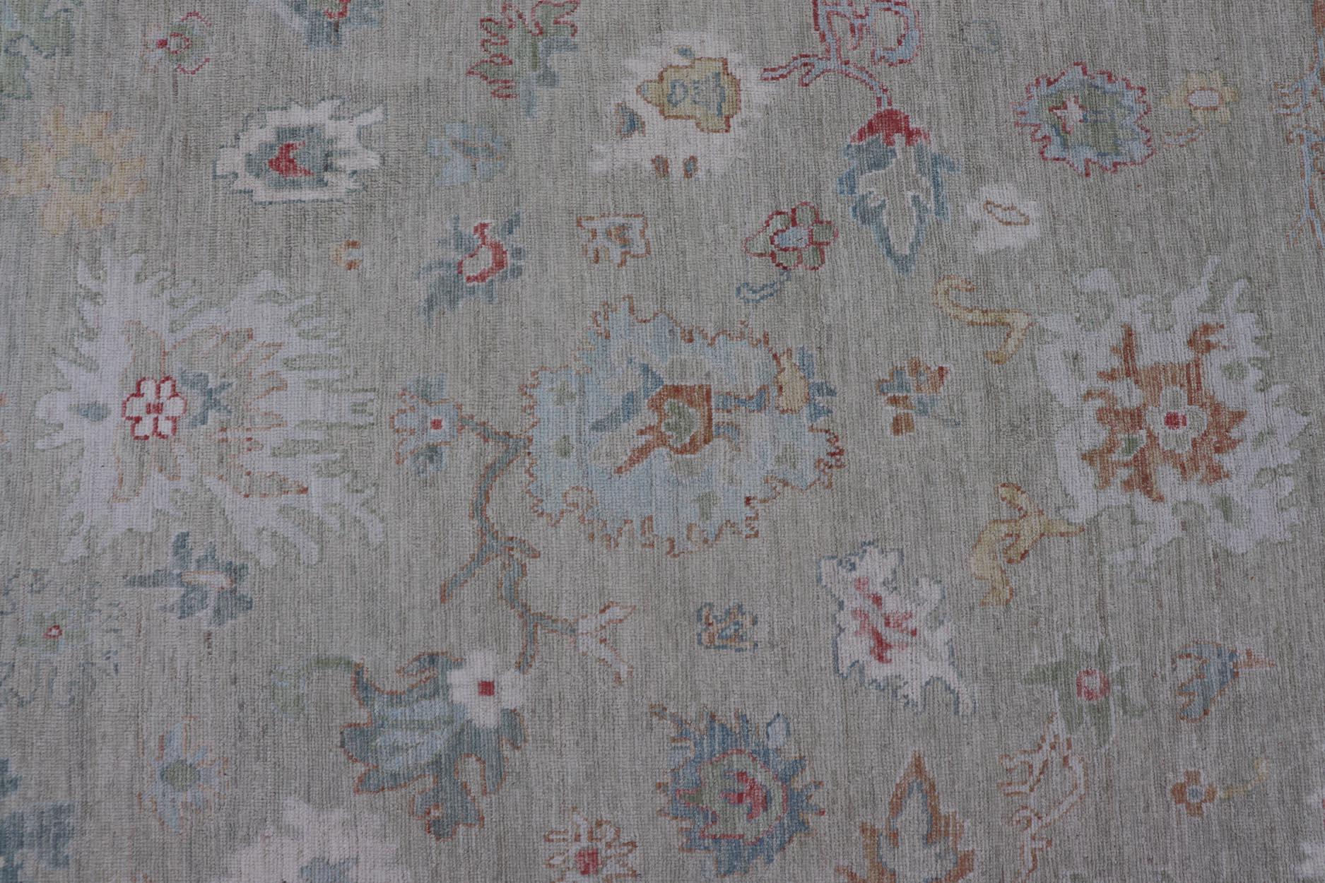 Alfombra moderna Oushak Keivan Woven Arts con motivos florales en toda la superficie Afgano en venta