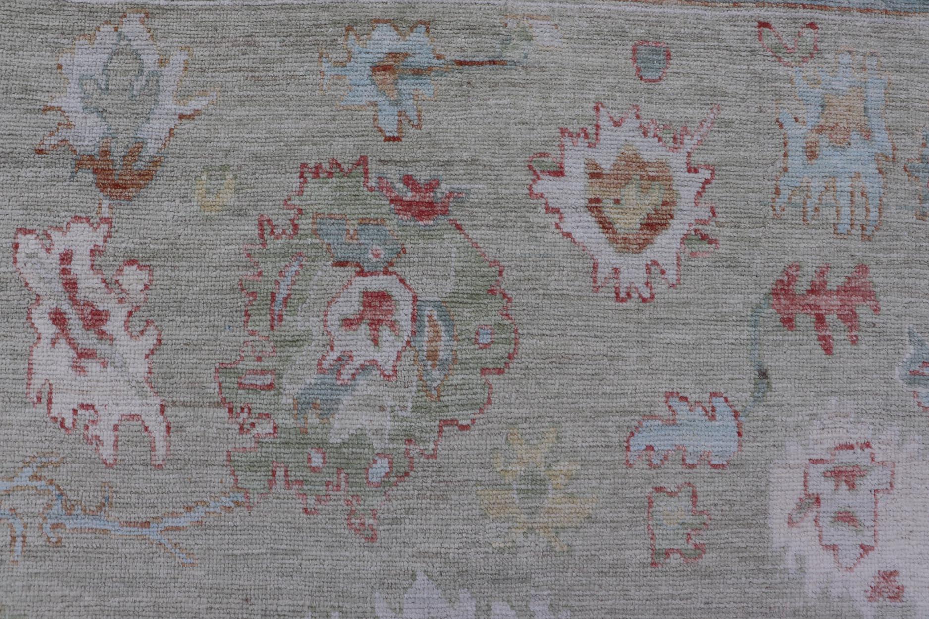Alfombra moderna Oushak Keivan Woven Arts con motivos florales en toda la superficie Anudado a mano en venta