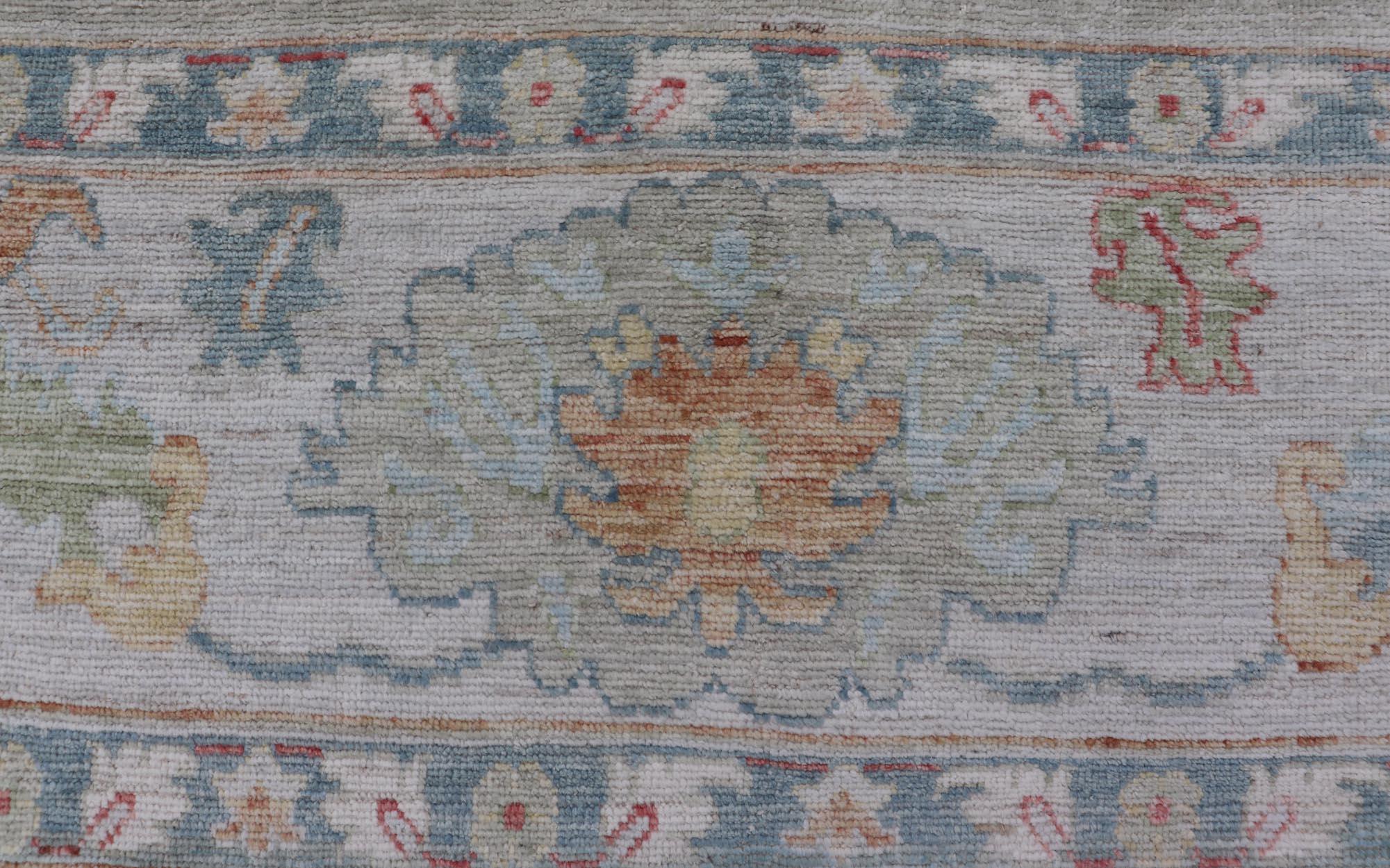 Alfombra moderna Oushak Keivan Woven Arts con motivos florales en toda la superficie en Nuevo estado para la venta en Atlanta, GA