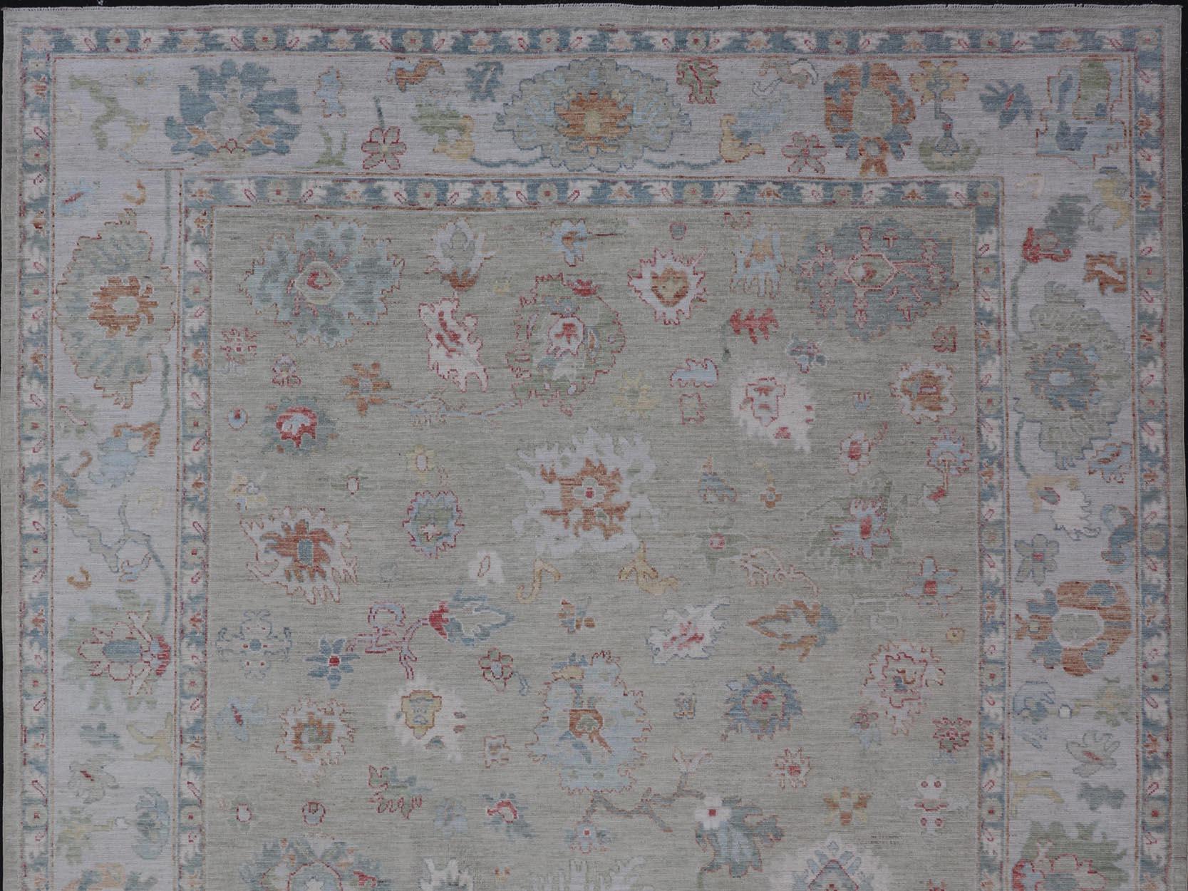 Alfombra moderna Oushak Keivan Woven Arts con motivos florales en toda la superficie Siglo XXI y contemporáneo en venta
