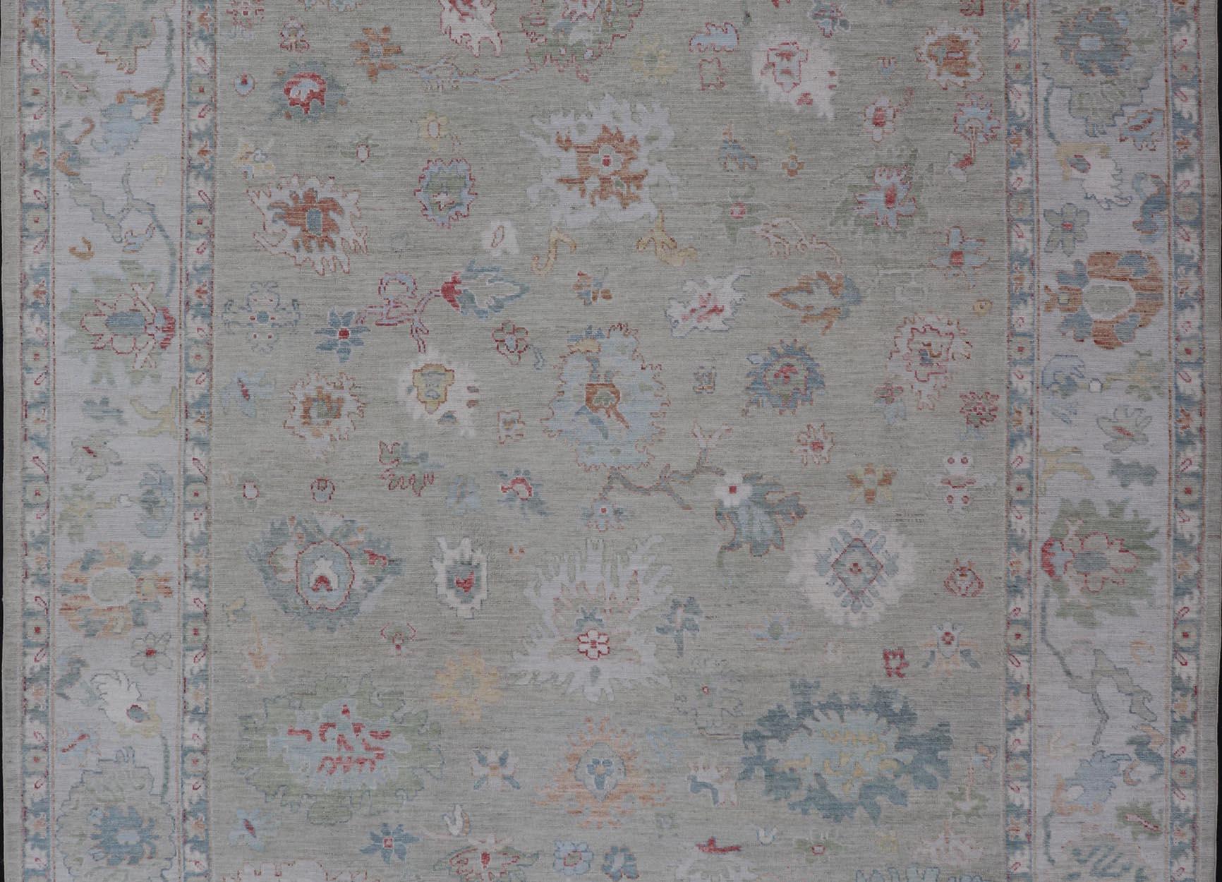 Alfombra moderna Oushak Keivan Woven Arts con motivos florales en toda la superficie Lana en venta