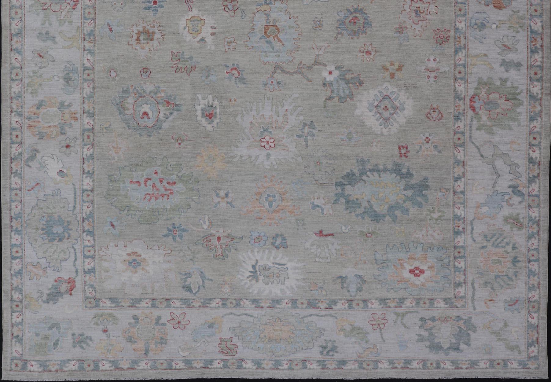 Alfombra moderna Oushak Keivan Woven Arts con motivos florales en toda la superficie en venta 1