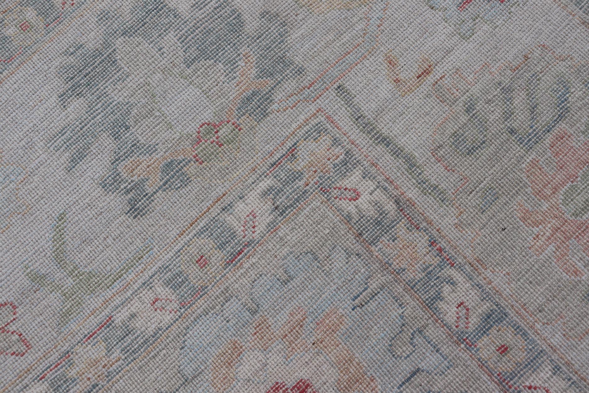Alfombra moderna Oushak Keivan Woven Arts con motivos florales en toda la superficie en venta 2