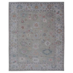 Keivan Woven Arts Moderner Oushak-Teppich mit floralen All-Over-Motiven