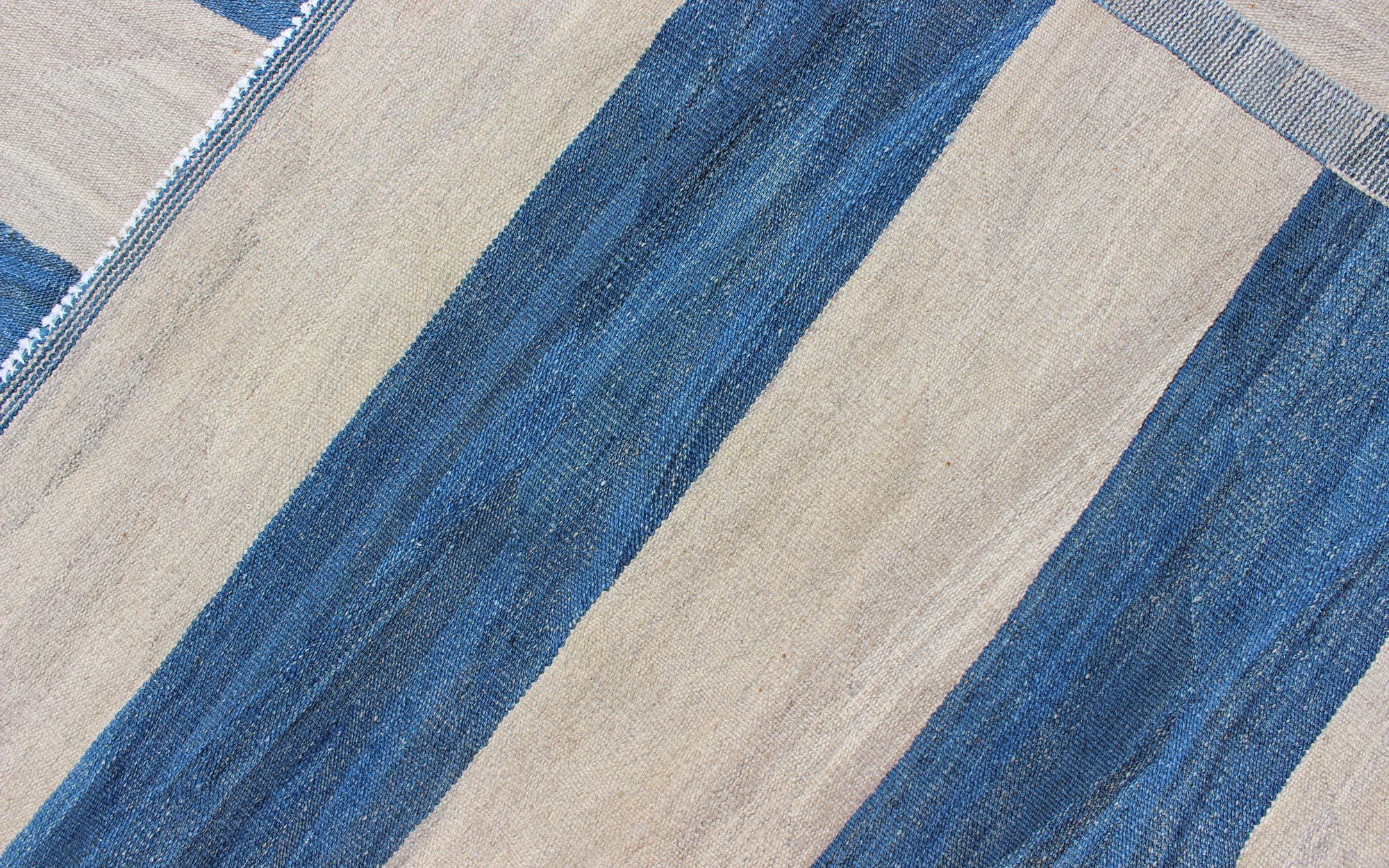 Keivan Woven Arts - Kilim moderno a righe in blu e avorio in vendita 3