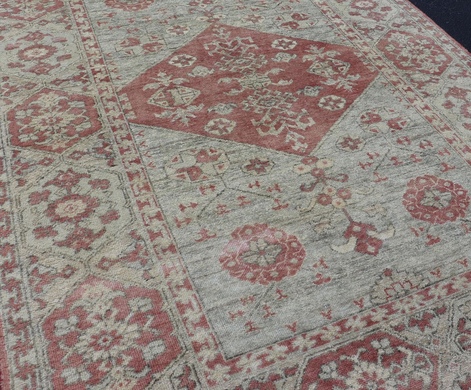 Tappeto Keivan Woven Arts Oushak in azzurro e corallo   5'10 x 8'10 in vendita 6