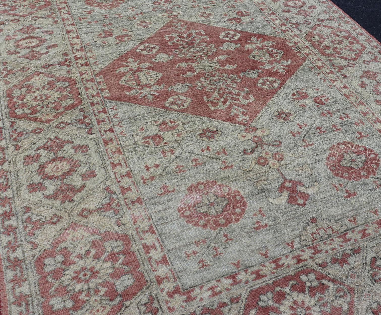 Keivan Woven Arts Rug Oushak en bleu clair et corail   5'10 x 8'10 en vente 6