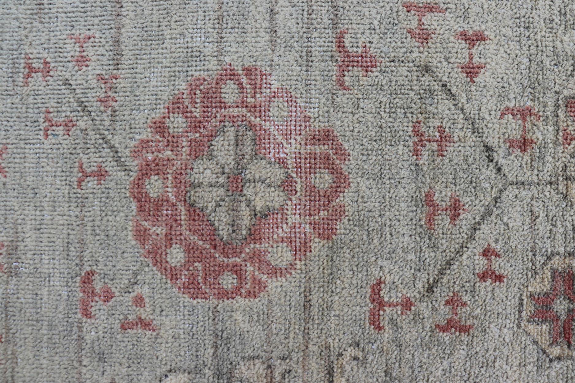 Tappeto Keivan Woven Arts Oushak in azzurro e corallo   5'10 x 8'10 in vendita 8
