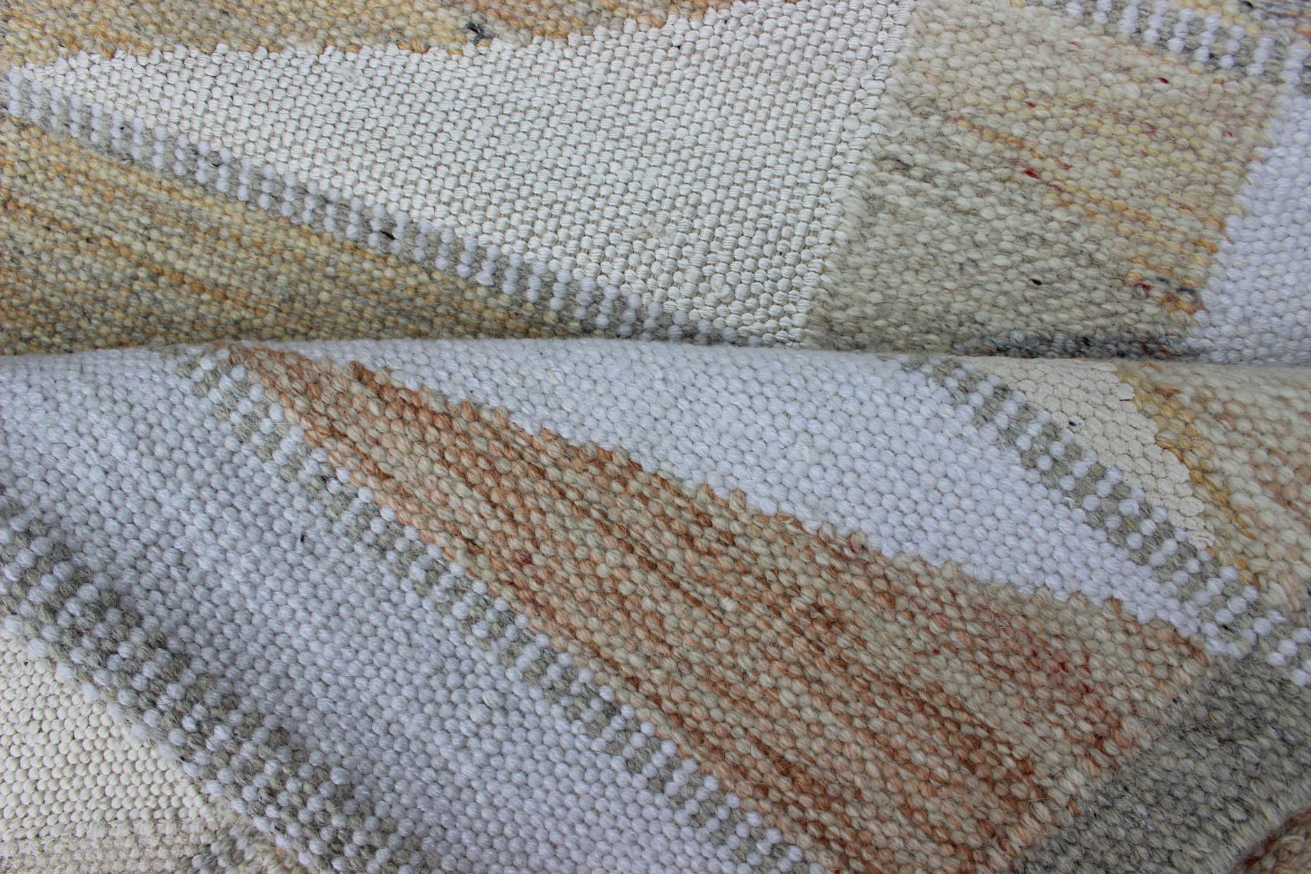 Keivan Woven Arts Skandinavischer Flachgewebeteppich in Erdtönen. Keivan Woven Arts / Teppich RJK-23496-SHB-050-02, Herkunftsland / Art: Indien / Skandinavisches Flachgewebe.
Maße: 3'1 x 5'3 
Dieses skandinavische Flachgewebe ist von den Arbeiten