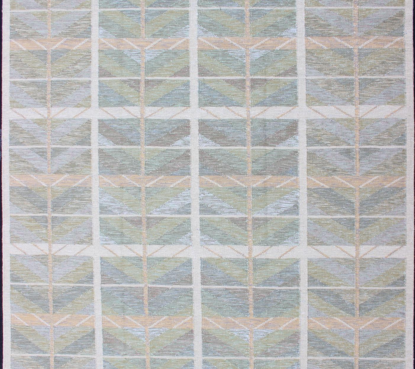 Keivan Woven Arts Scandinavian Flat-Weave Design Rug with Green, Gray, and Peach In New Condition For Sale In Atlanta, GA