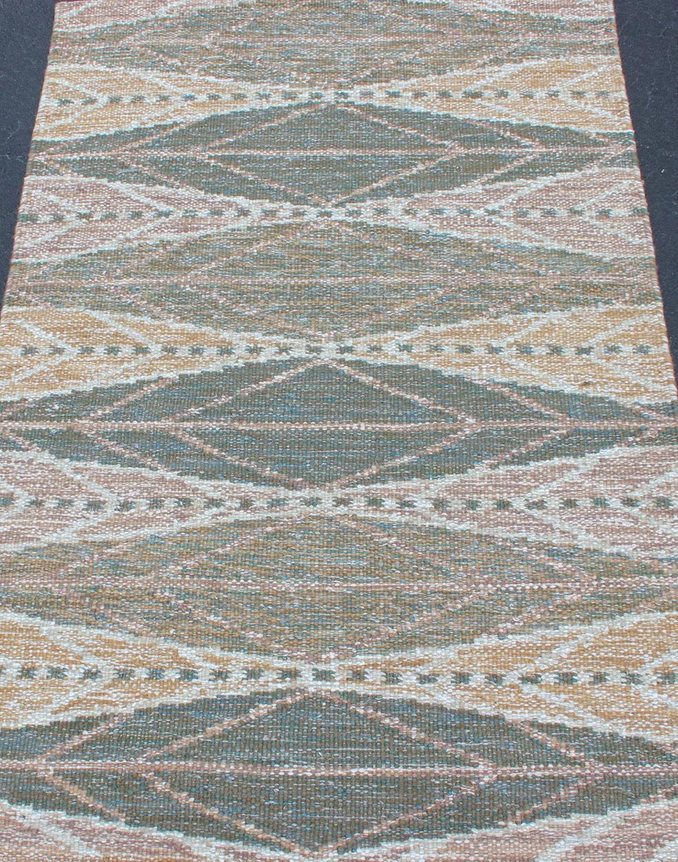 Scandinavo moderno Keivan Woven Arts Scandinavian Flat-Weave Rug With Modern Design Brown and Green in vendita