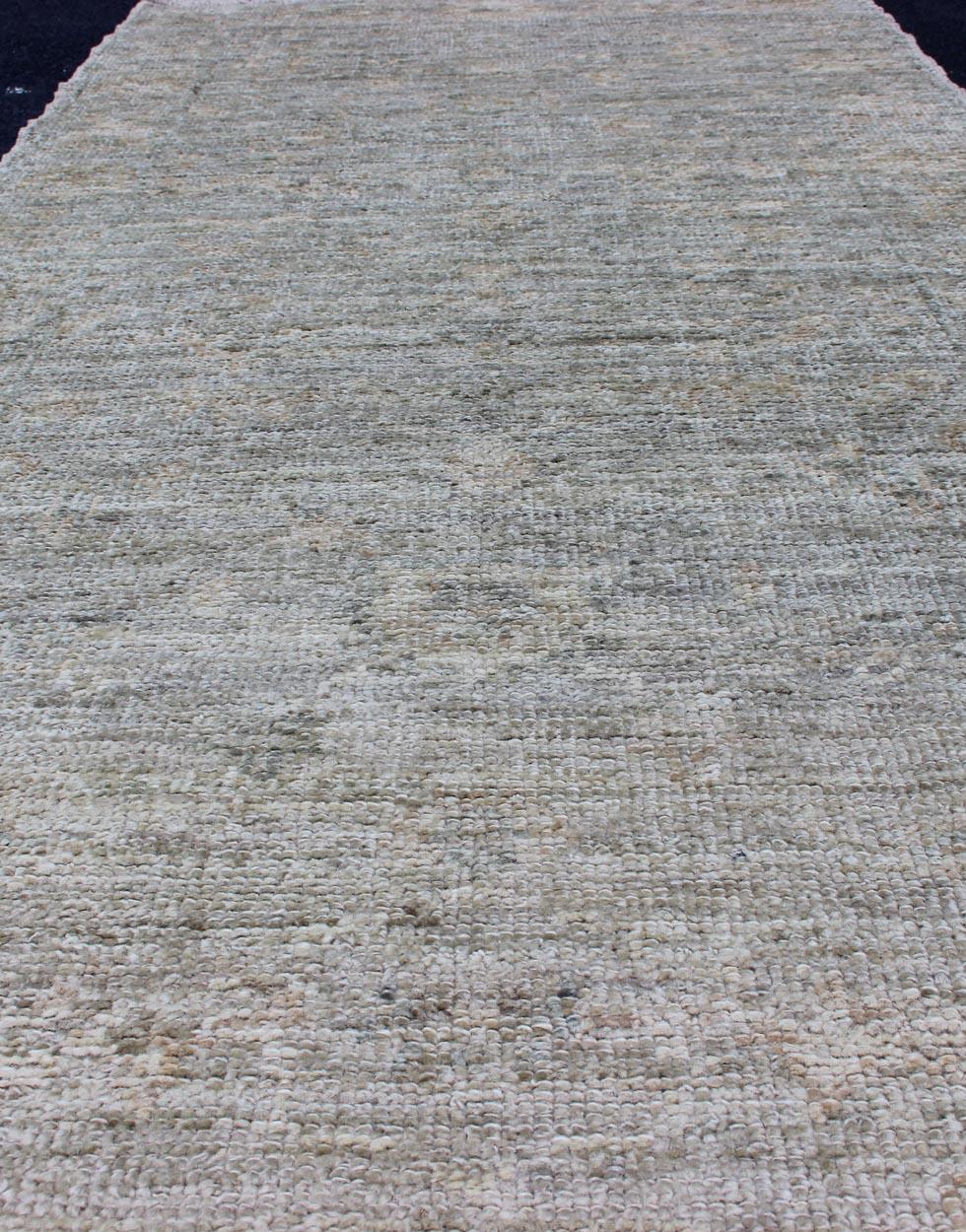 Tappeto Keivan Woven Arts in angora turca Oushak. Keivan Woven Arts / tappeto AN-118233, paese d'origine/tipo: Turchia / Oushak. Riproduzione antica di Ushak, angora Oushak.
Misure: 2'10 x 6'7 
Realizzato con una combinazione di angora e lana