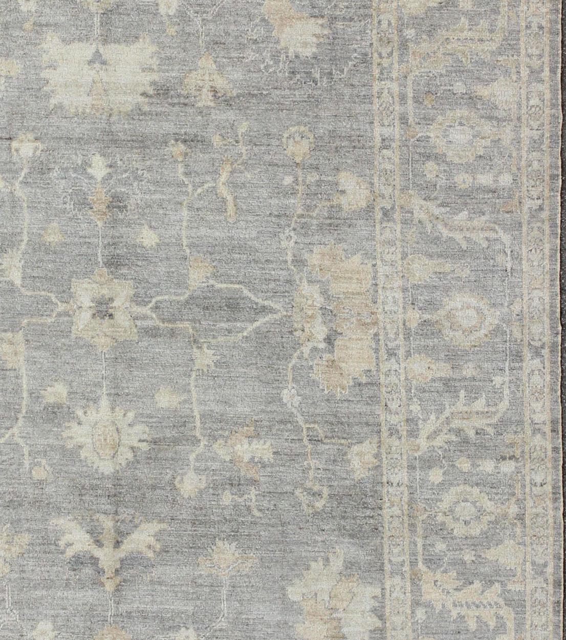 Turc Keivan Woven Arts Rug Oushak turc en angora à motifs floraux dans les tons neutres en vente