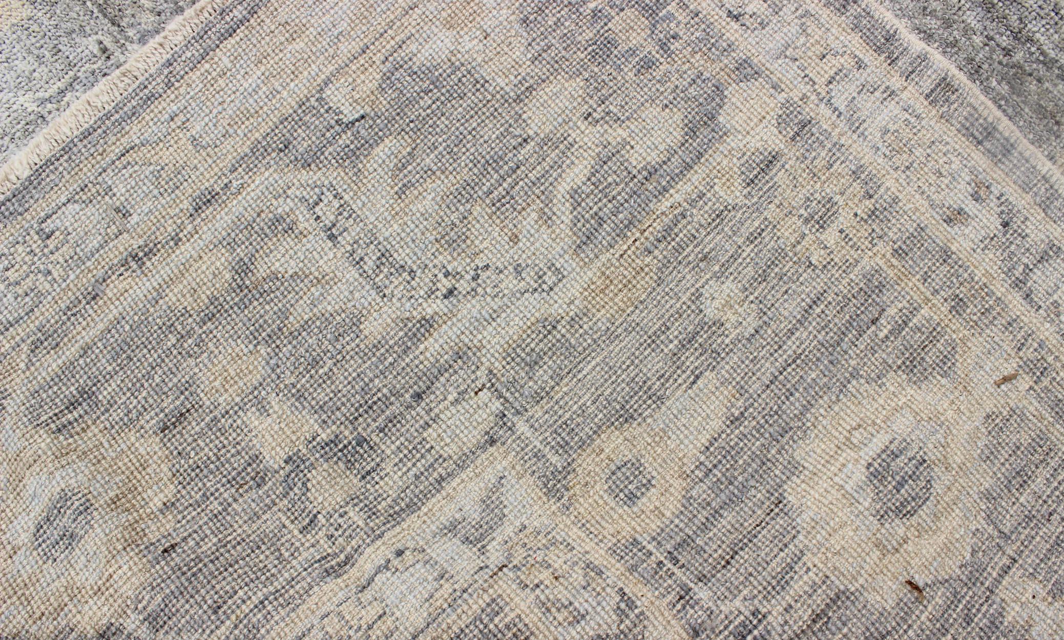 Noué à la main Keivan Woven Arts Rug Oushak turc en angora à motifs floraux dans les tons neutres en vente