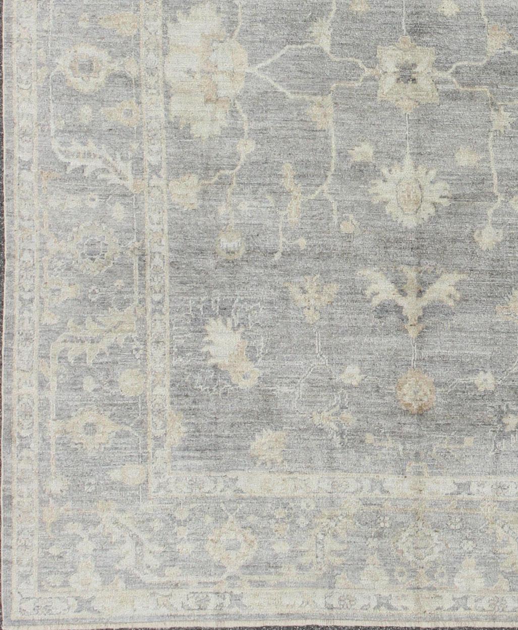 Keivan Woven Arts Rug Oushak turc en angora à motifs floraux dans les tons neutres Excellent état - En vente à Atlanta, GA