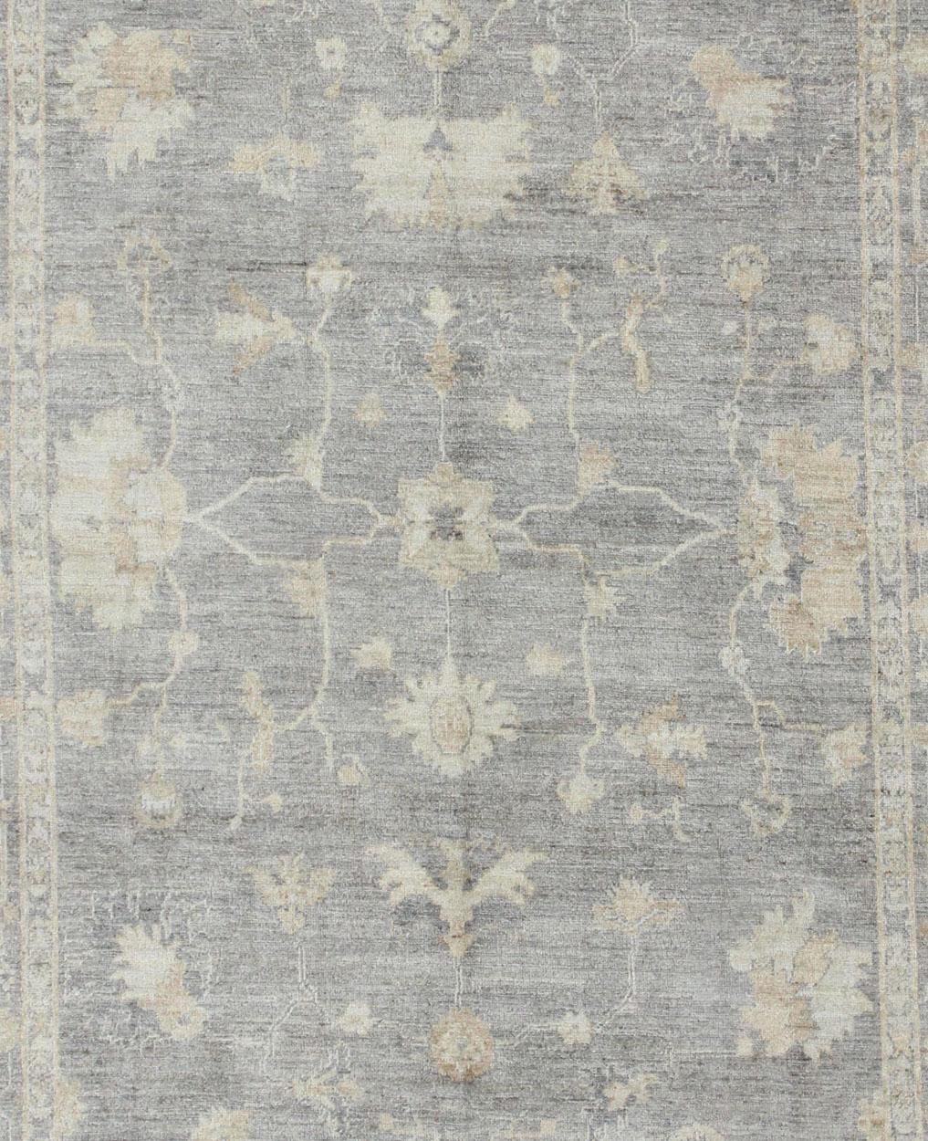 XXIe siècle et contemporain Keivan Woven Arts Rug Oushak turc en angora à motifs floraux dans les tons neutres en vente