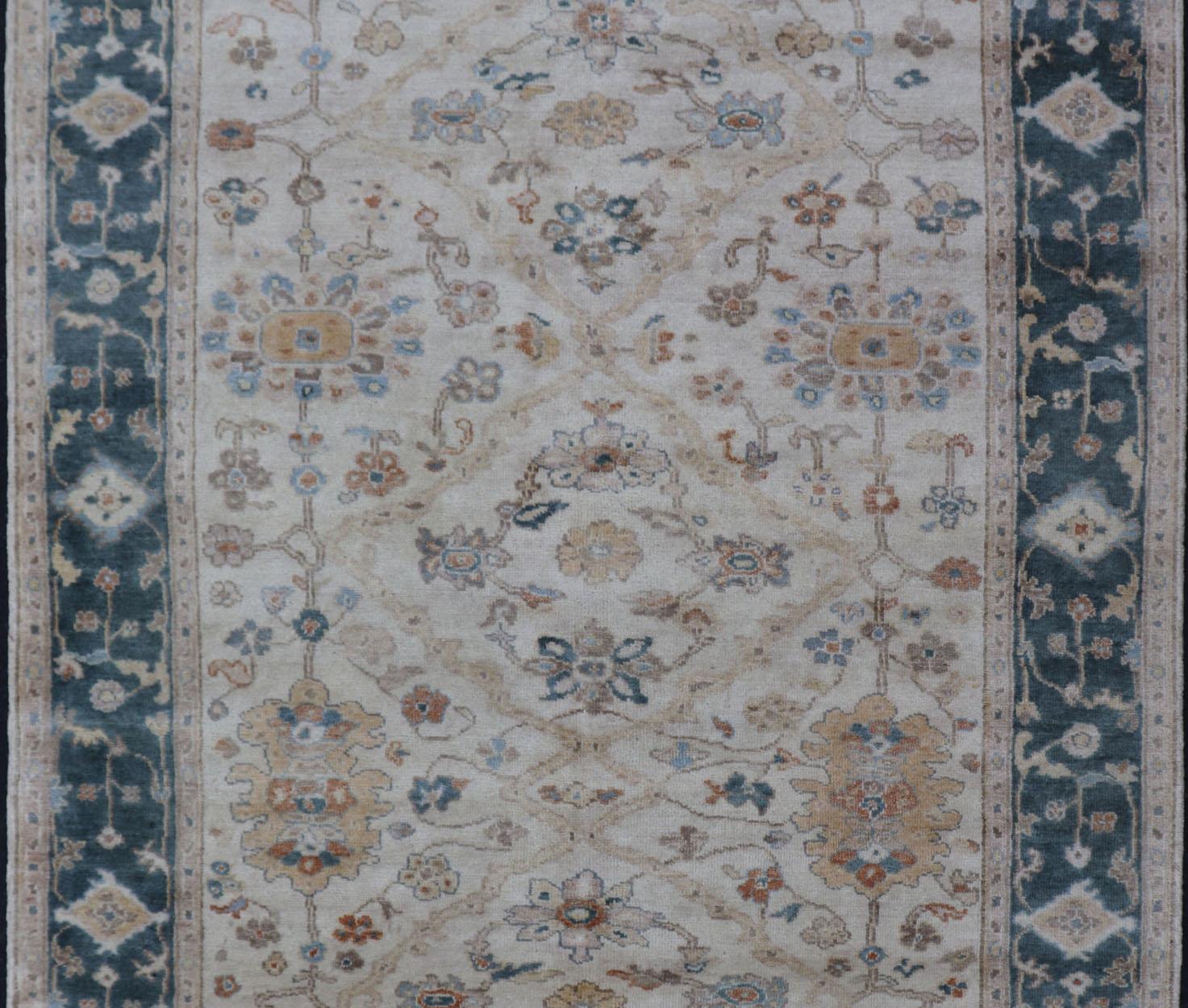 Keivan Woven Arts Handgeknüpfter Oushak-Teppich aus Wolle    5' 7x 8' 8 im Angebot 5