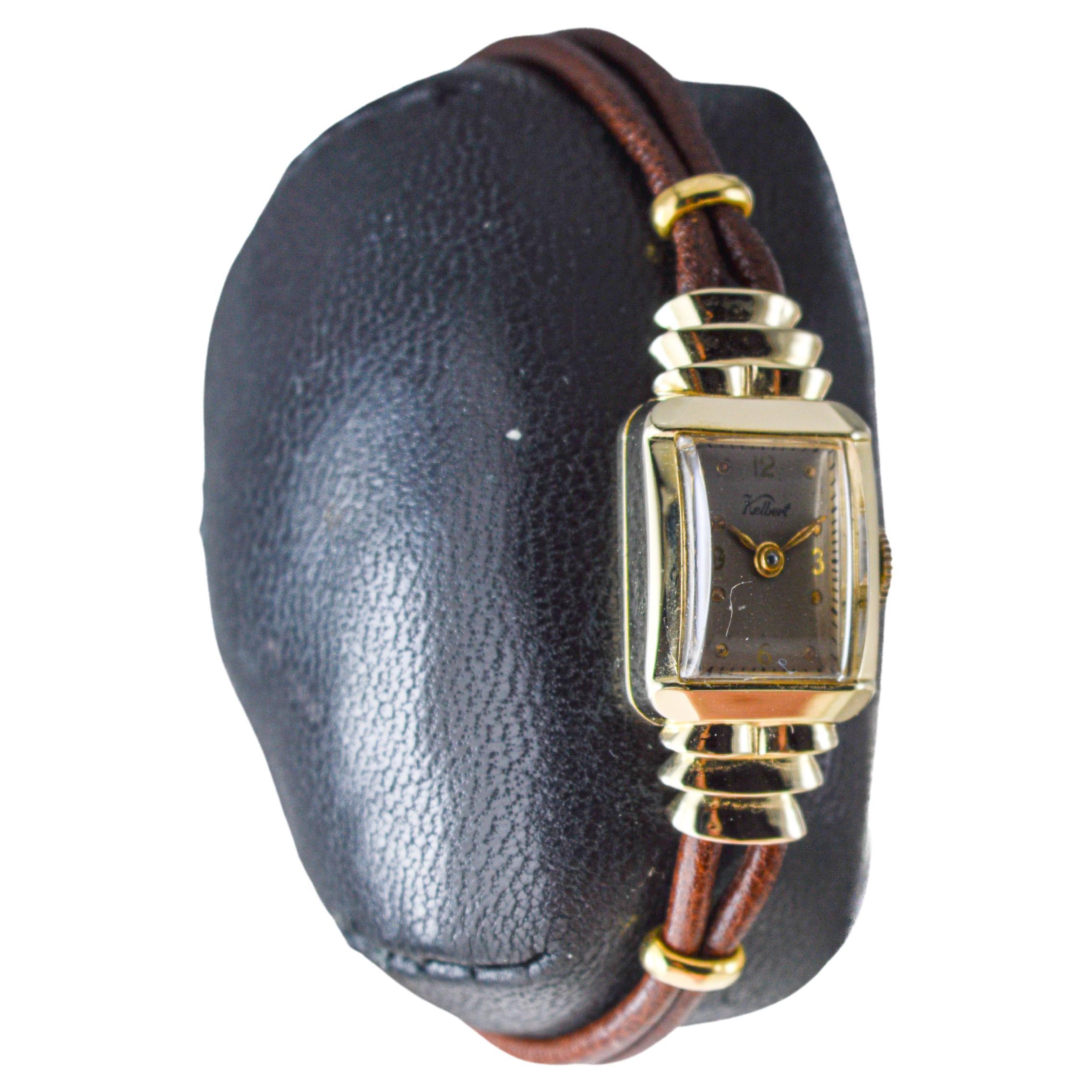 FABRIK / HAUS: Kelbert Watch Company
STIL / REFERENZ: Art Deco 
METALL / MATERIAL: 14Kt. Massiv-Gelbgold 
CIRCA / JAHR: 1950er Jahre
ABMESSUNGEN / GRÖSSE: Länge 30mm X Breite 14mm
UHRWERK / KALIBER: Handaufzug / 17 Jewels  
ZIFFERBLATT / ZEIGER: