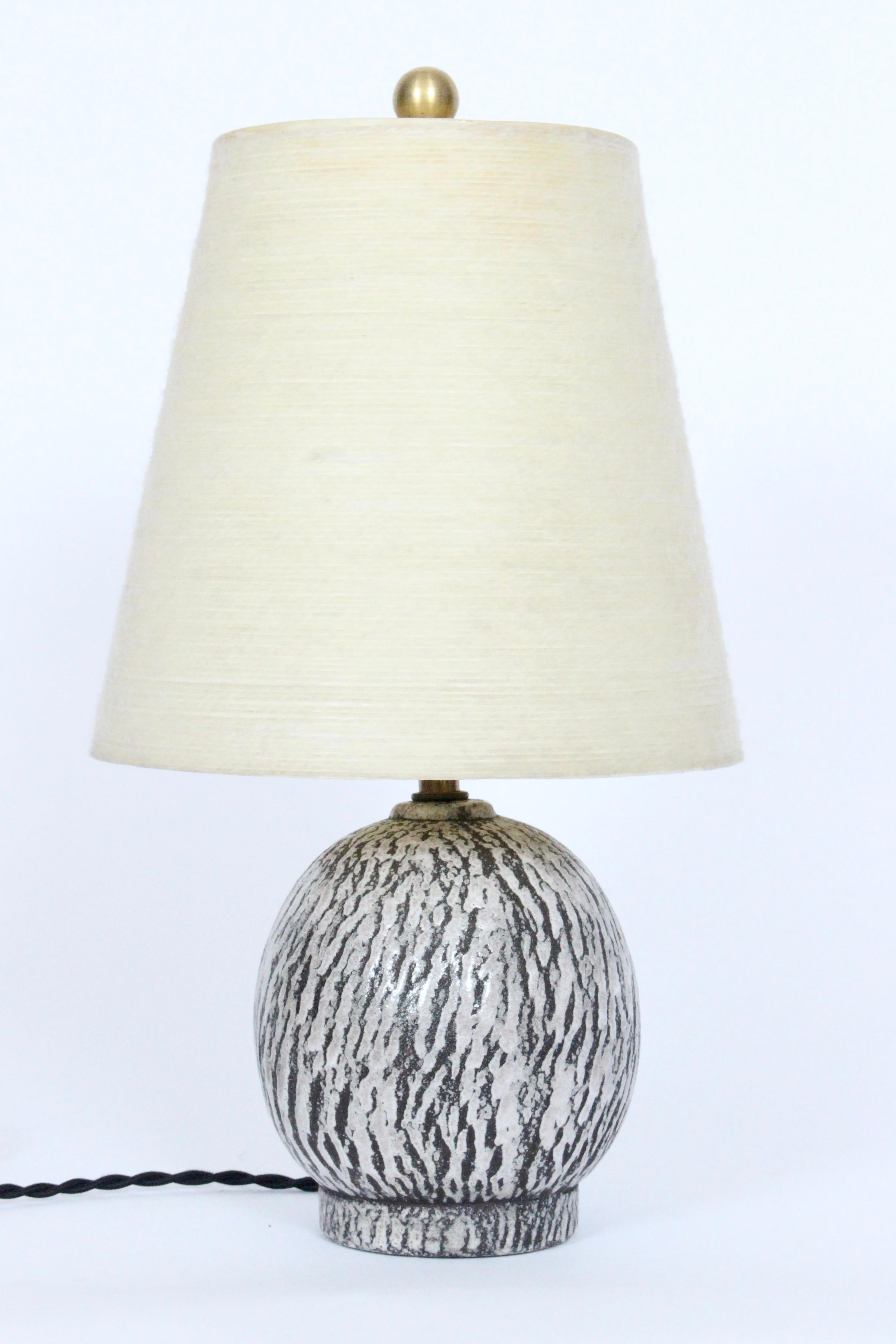 Petite Kelby White & Charcoal Drip Glaze Pottery Table Lamp, 1950's In Good Condition For Sale In Bainbridge, NY