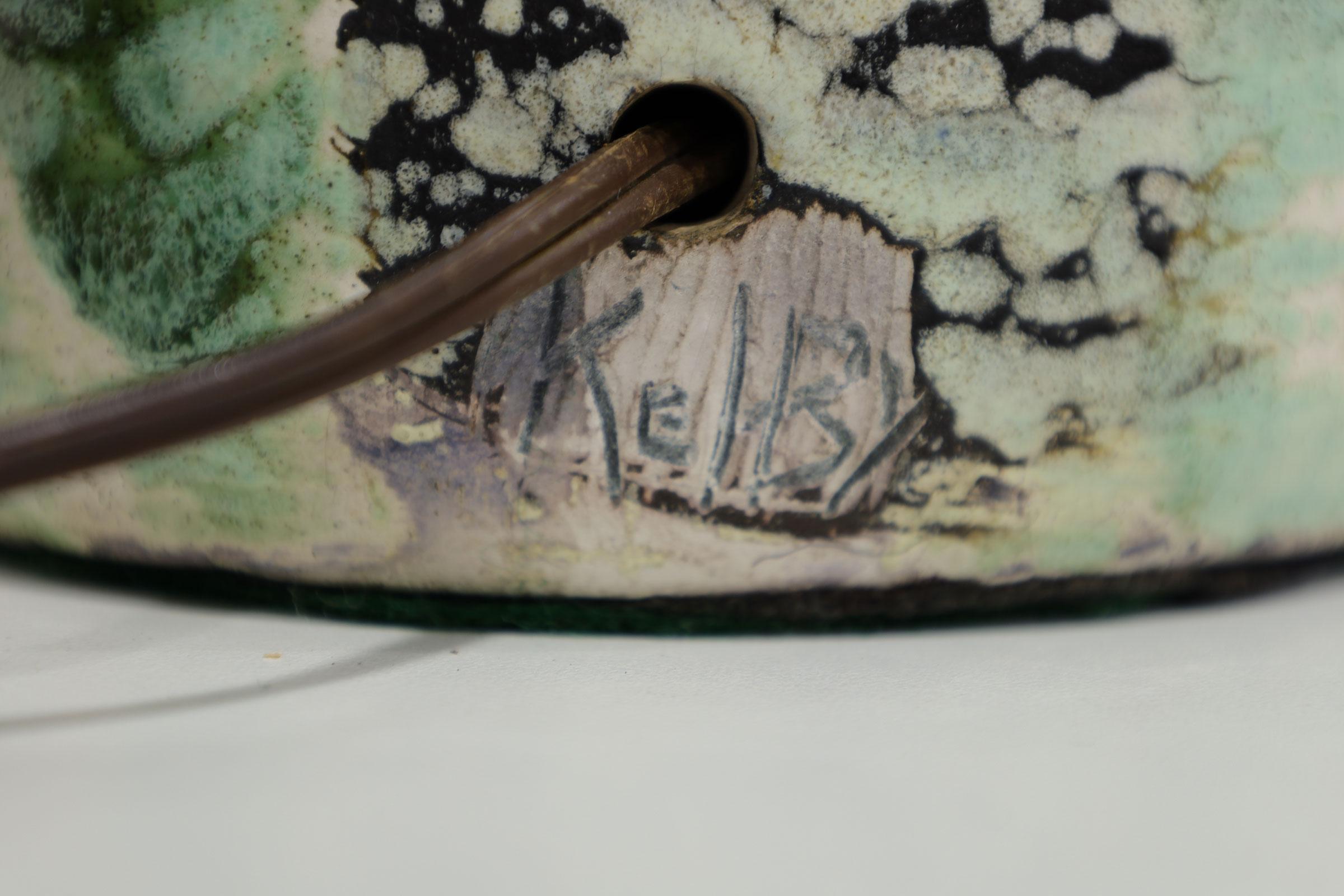 Kelby Keramik-Tischlampe in Schwarz, Grün und Off-White mit abstraktem Muster (Moderne der Mitte des Jahrhunderts) im Angebot