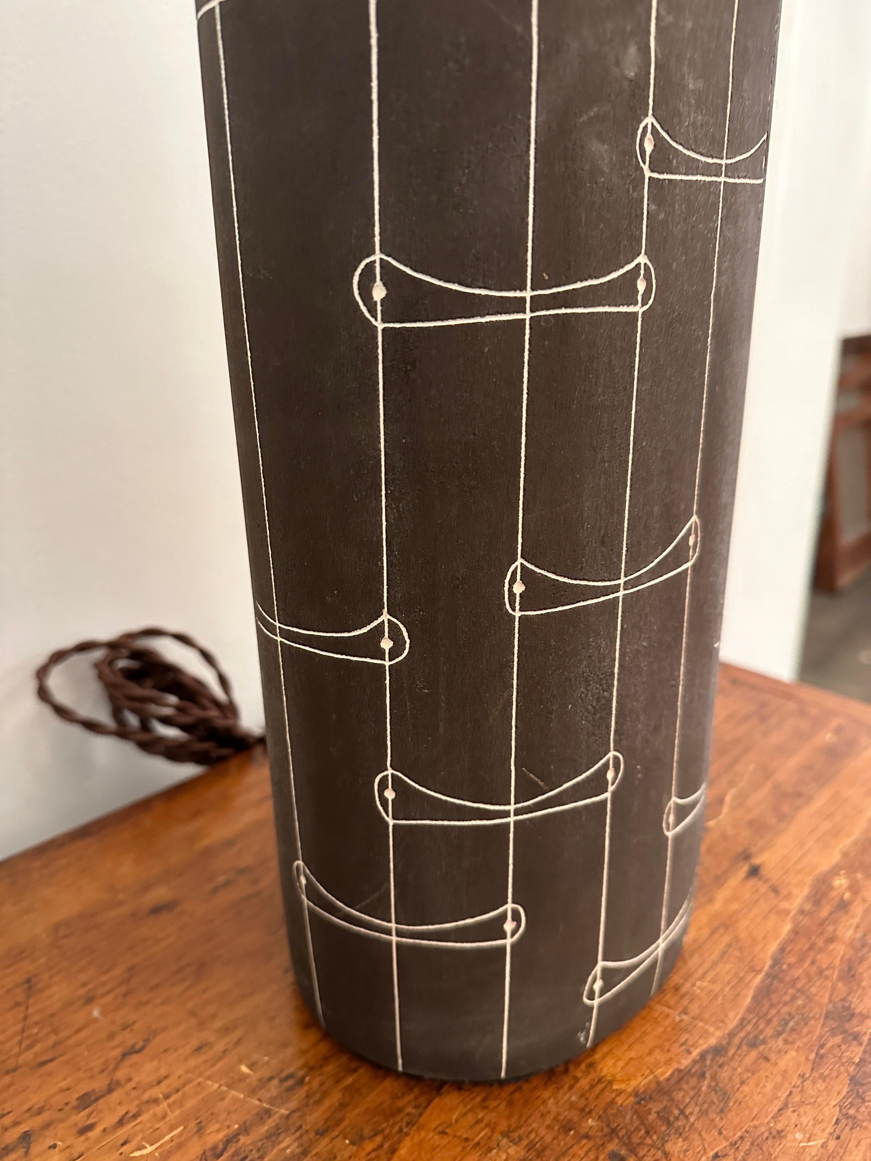 Kelby Lampe de table en céramique du milieu du siècle, signée en vente 3