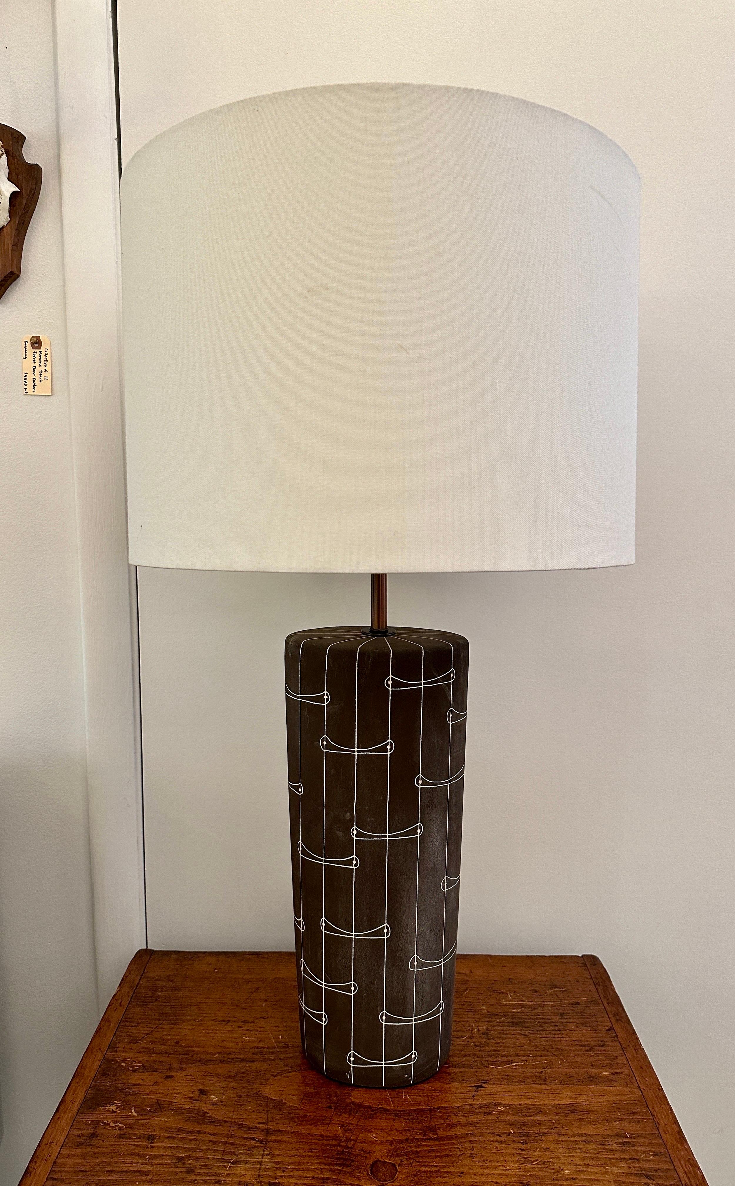 Kelby Lampe de table en céramique du milieu du siècle, signée en vente 4