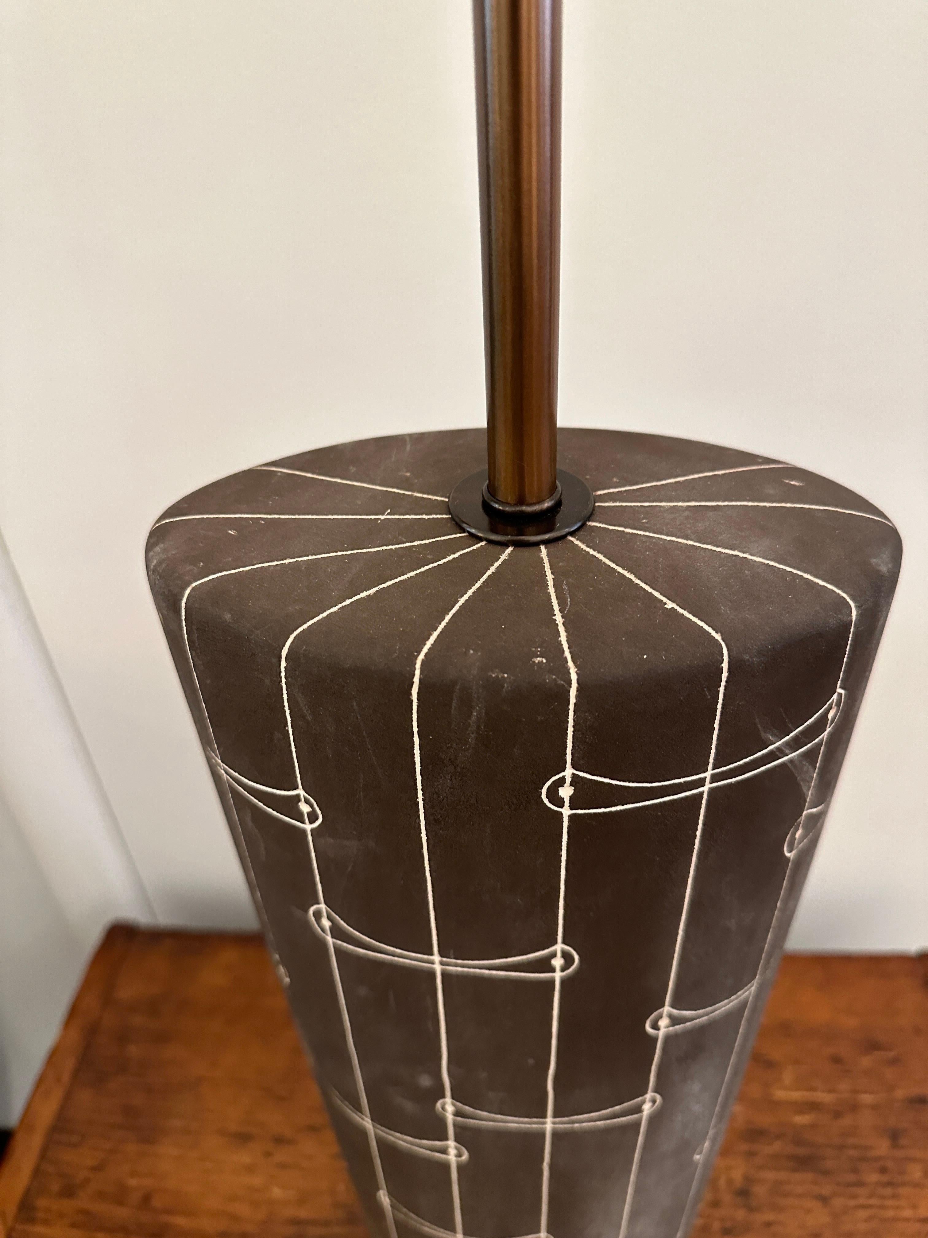 Mid-Century Modern Kelby Lampe de table en céramique du milieu du siècle, signée en vente