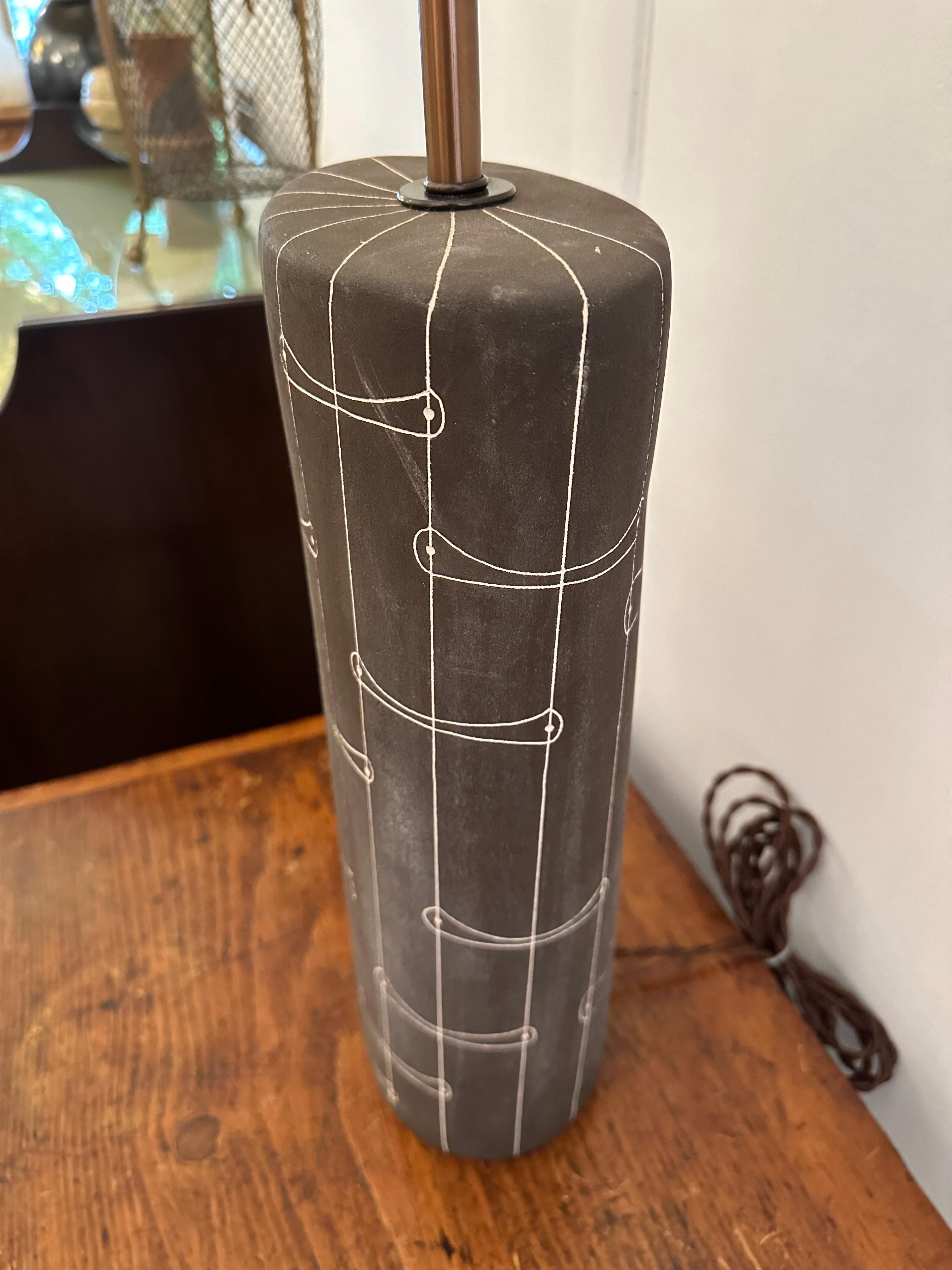 Kelby Lampe de table en céramique du milieu du siècle, signée Bon état - En vente à North Miami, FL
