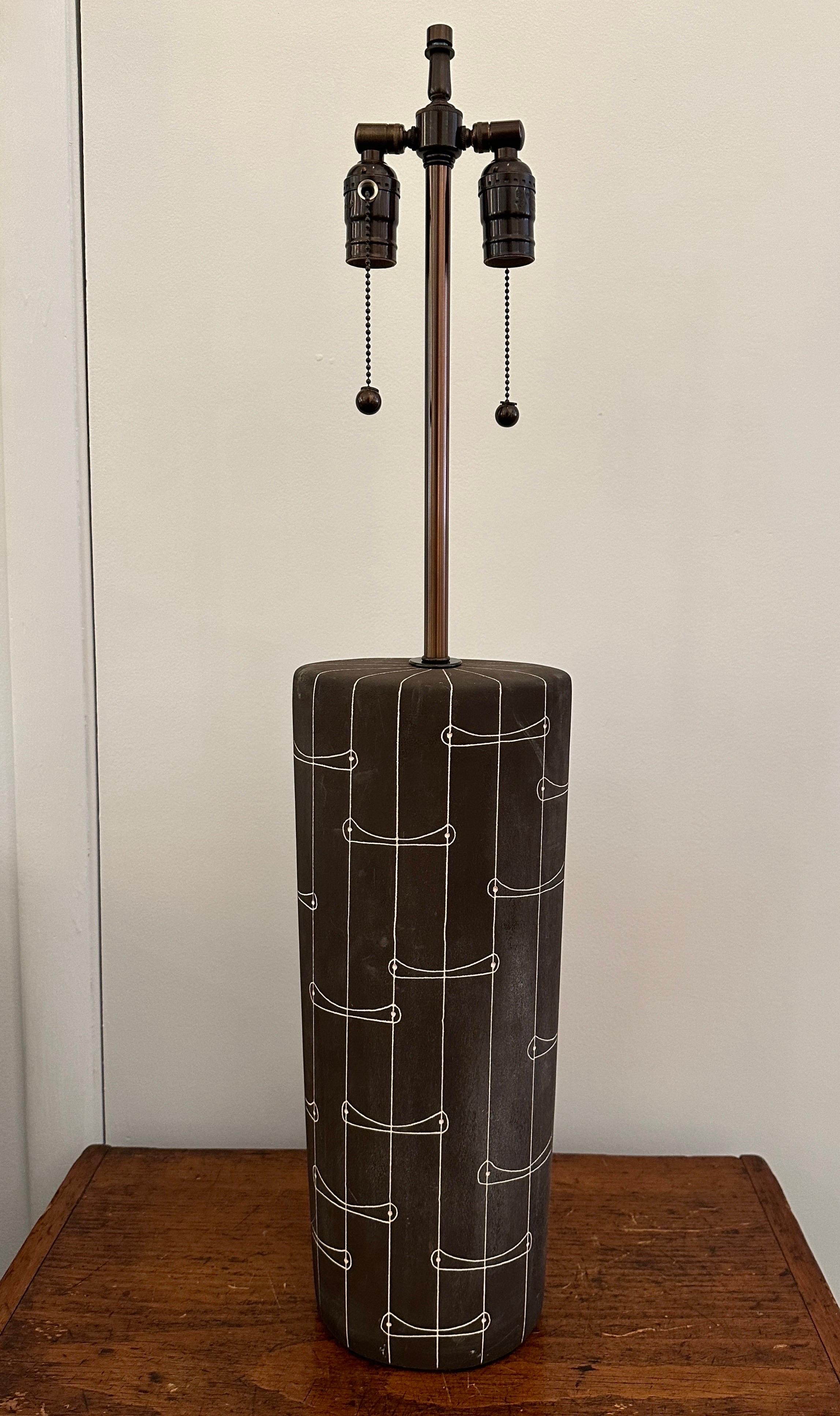 Milieu du XXe siècle Kelby Lampe de table en céramique du milieu du siècle, signée en vente