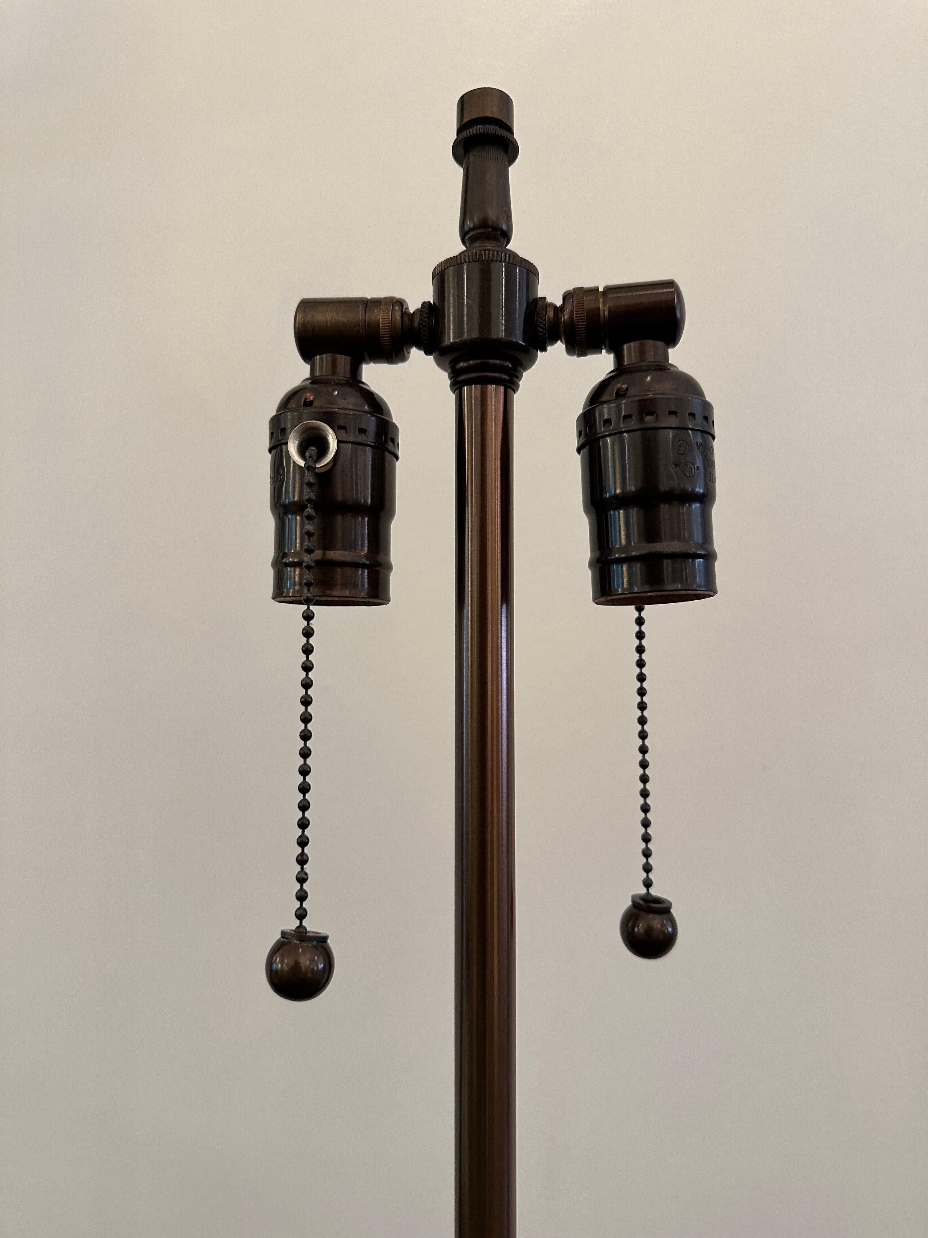 Céramique Kelby Lampe de table en céramique du milieu du siècle, signée en vente