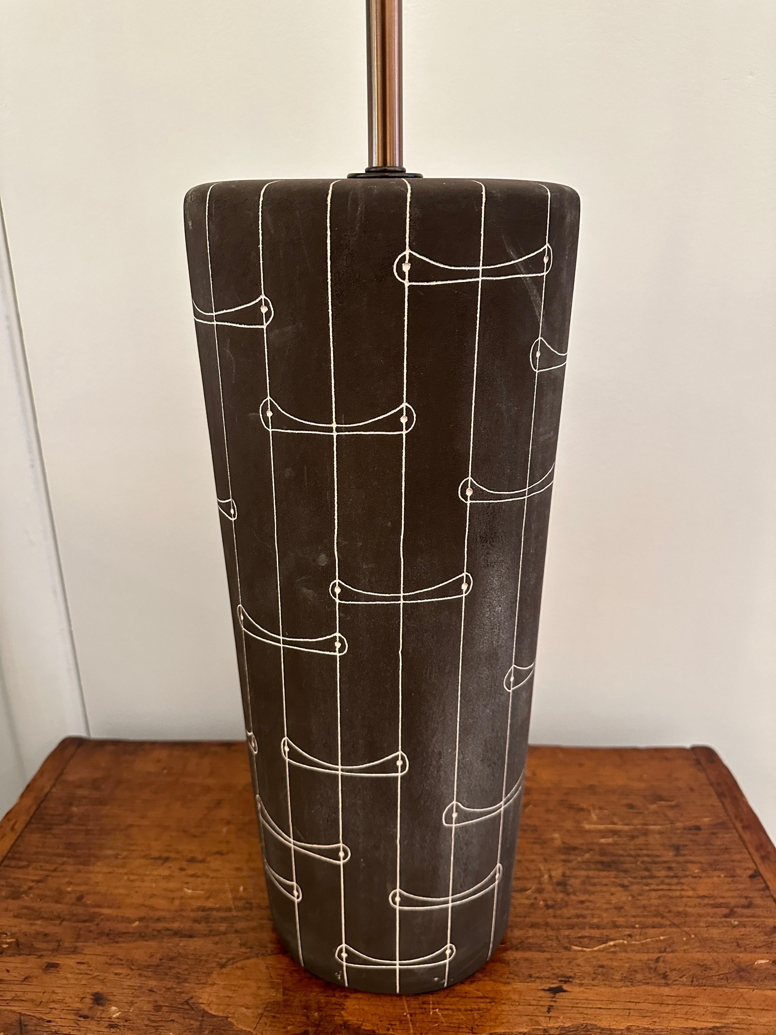 Kelby Lampe de table en céramique du milieu du siècle, signée en vente 1