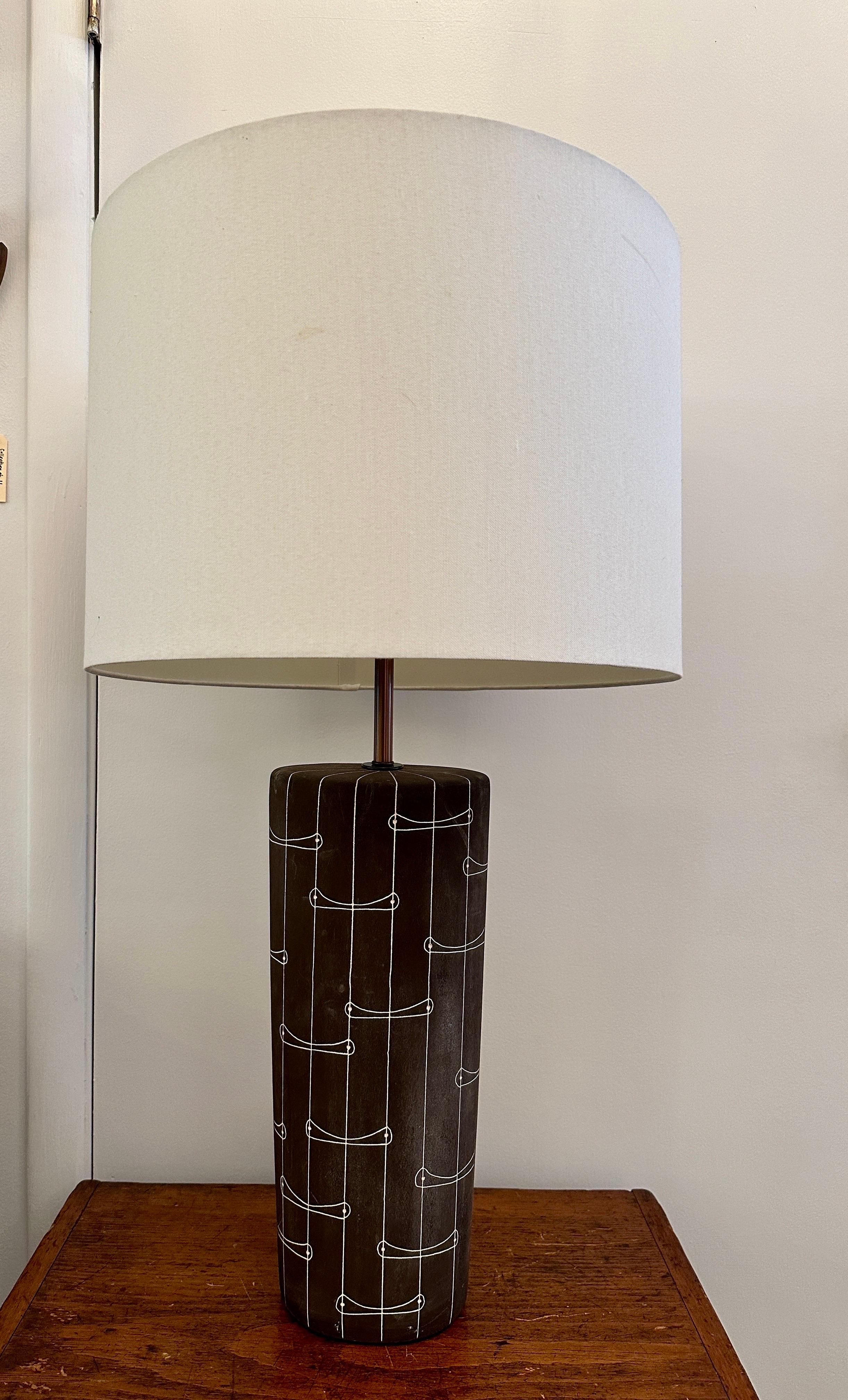 Kelby Lampe de table en céramique du milieu du siècle, signée en vente 2