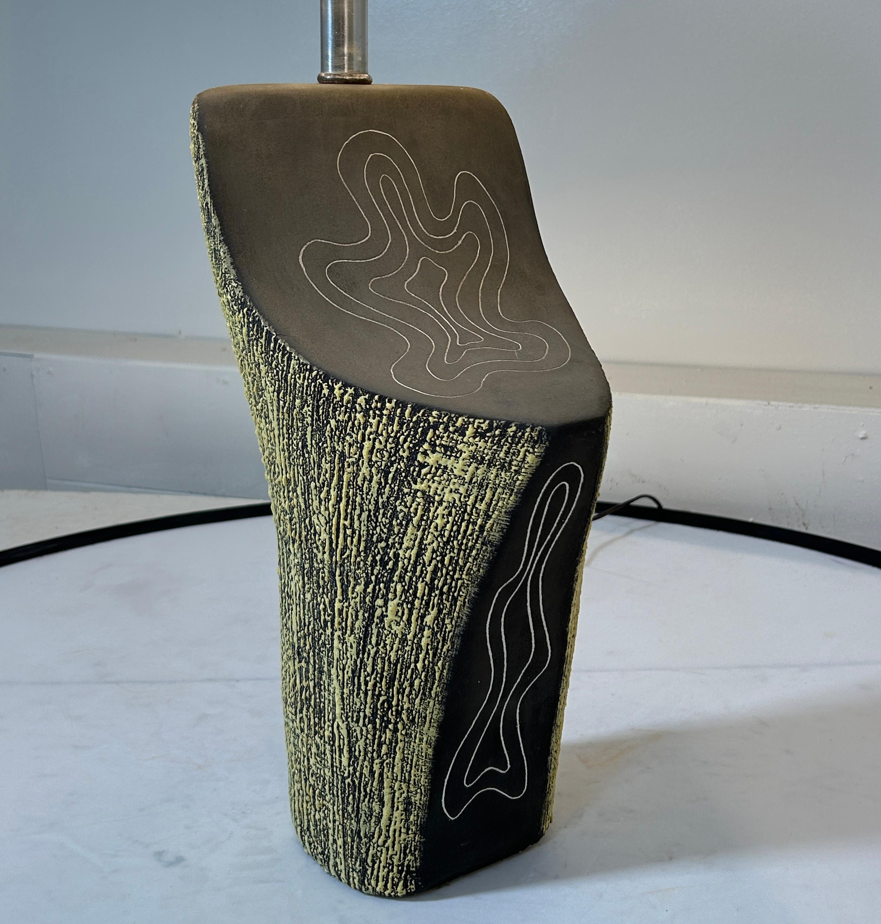 Kelby Table Lamp abstract design In Excellent Condition For Sale In South Charleston, WV