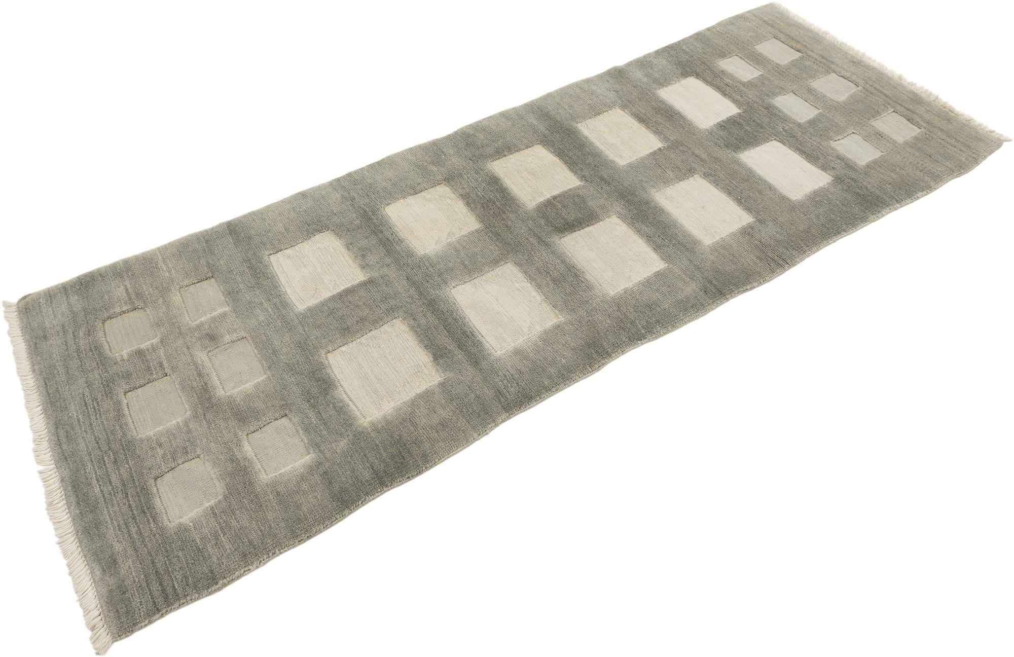 Handgewebter Kelim-Gabbeh-Teppich, hergestellt im Iran um 2000.

Dieser zeitgenössische Kelim Gabbeh zeichnet sich durch ein minimalistisches Design aus, das durch eine Reihe sanft gerahmter geometrischer Blöcke definiert wird, die in einem