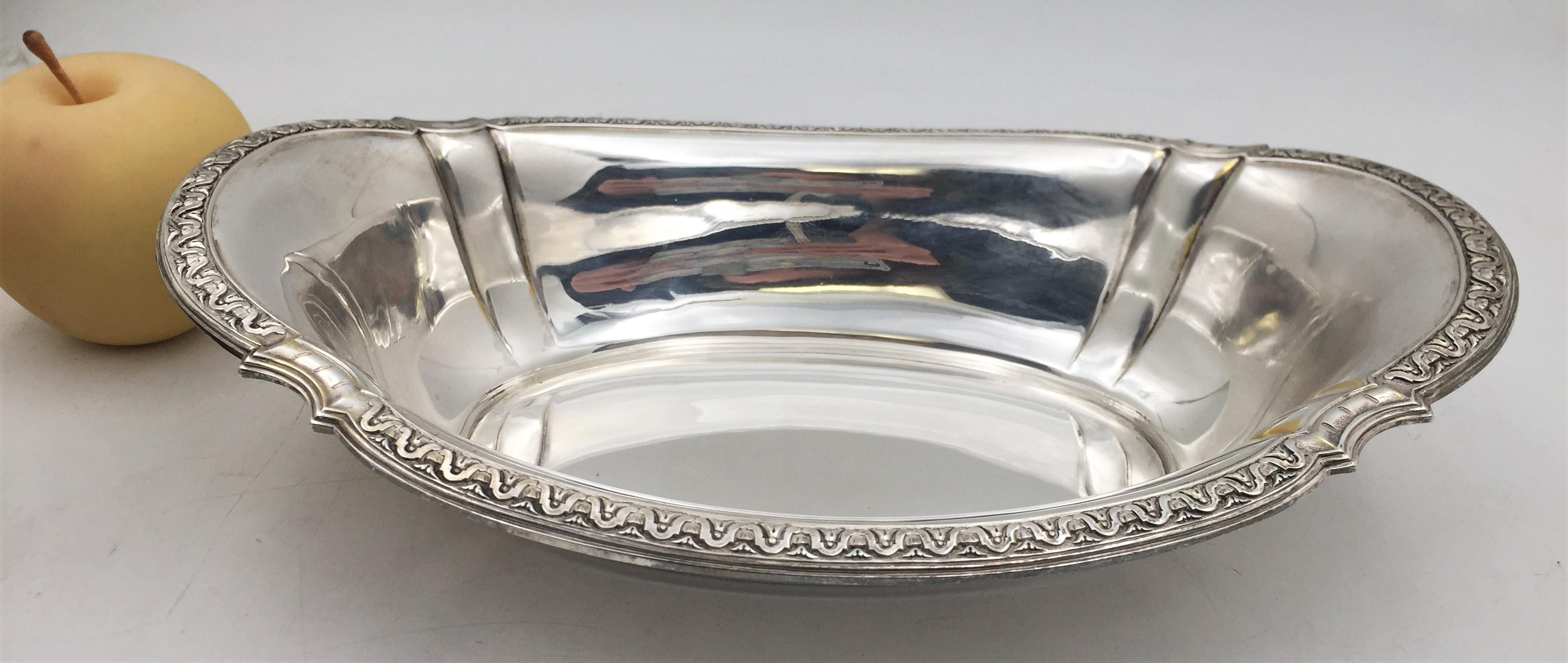 Keller, ciotola da centrotavola in argento 0,950 (di purezza superiore alla sterlina) di forma ovale con un disegno geometrico a fregio lungo il bordo, risalente al XX secolo. Questo elegante pezzo misura 13 1/4'' di lunghezza, 8 3/8'' di larghezza