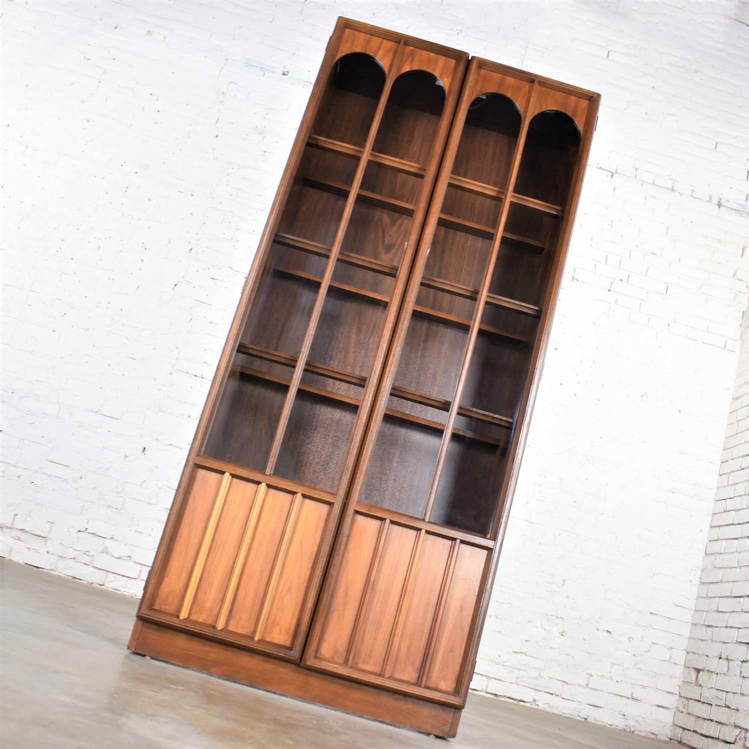 Mid-Century Modern Keller Furniture MCM Lighted Display Cabinet Bookcase Style of Broyhill Brasilia